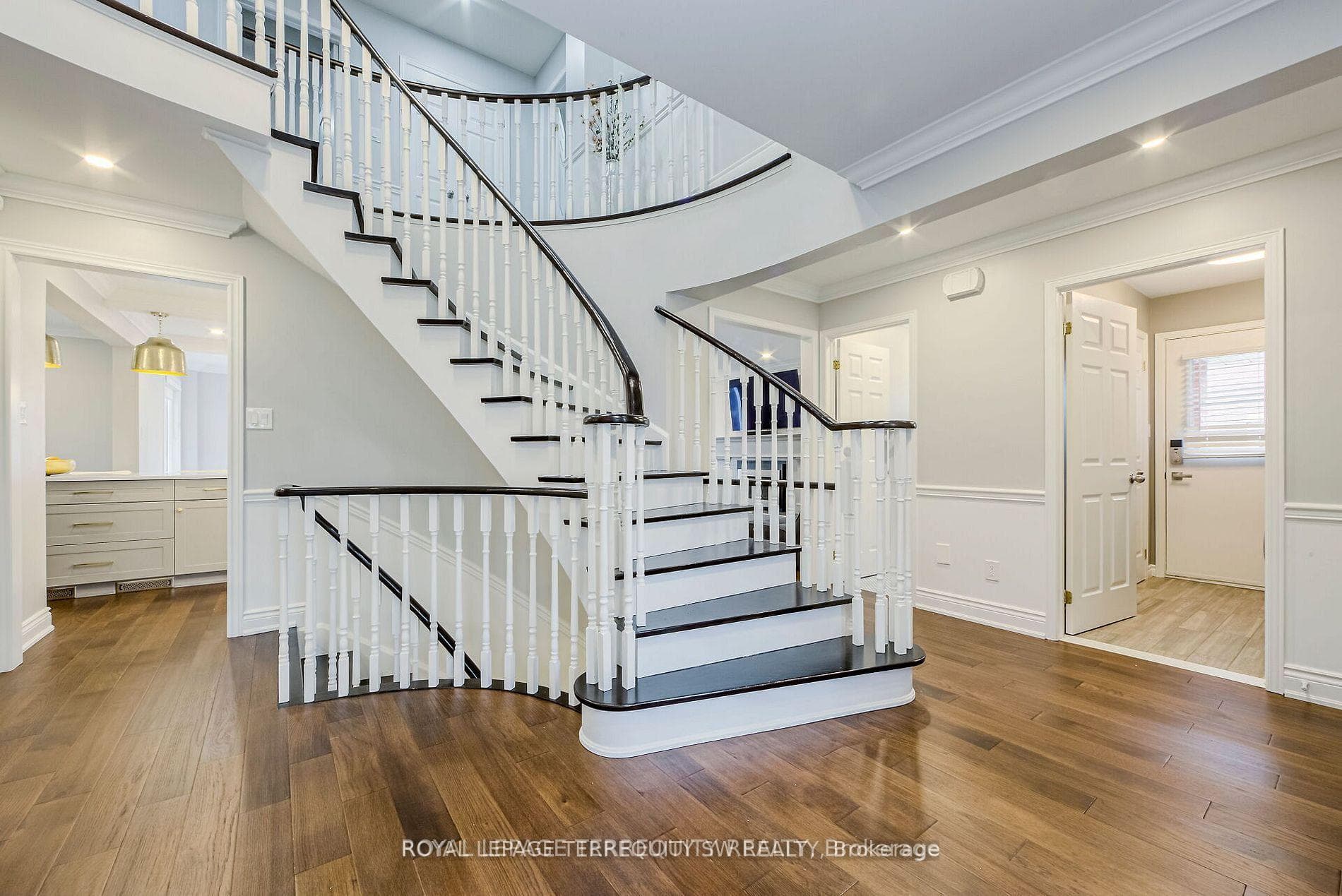 2025 Parklane Crescent - Detached photo 2 of 50 in Burlington, Ontario