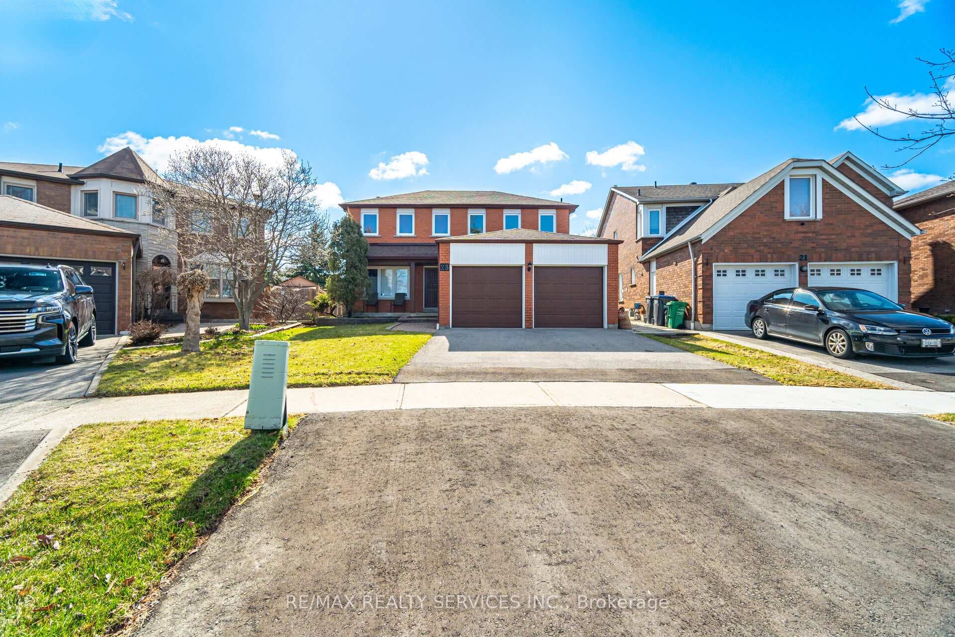 23 Newbury Crescent - Detached photo 2 of 47 in Brampton, Ontario
