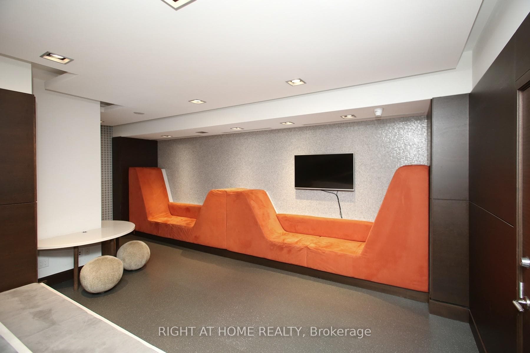35 Brian Peck Crescent Unit 303 - Condo photo 7 of 22 in Flemingdon Park / Don Mills, Ontario
