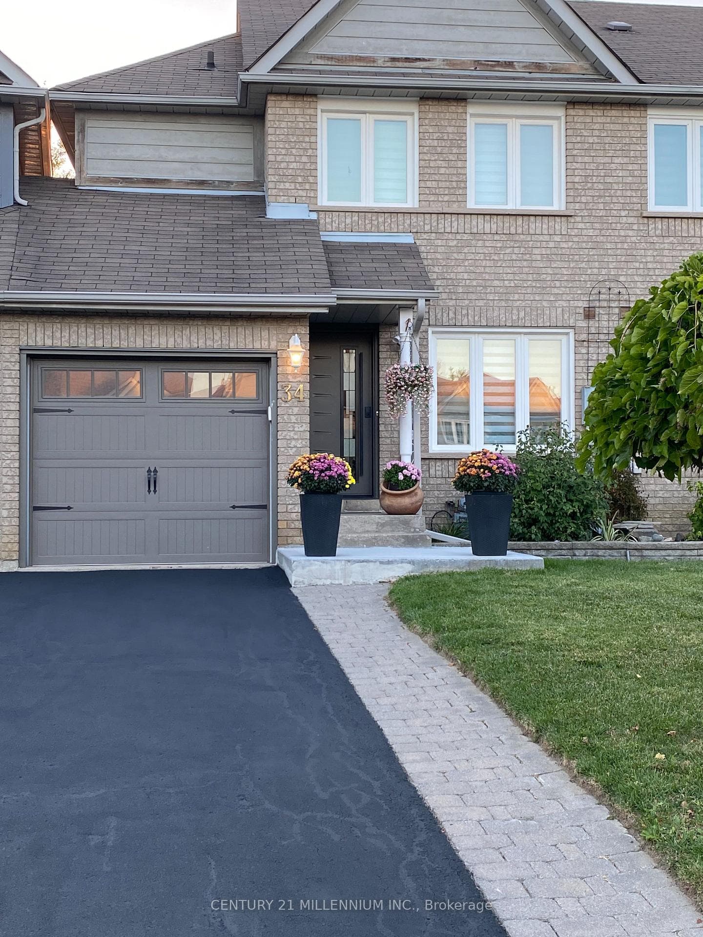 34 Gardenia Way - Townhouse photo 5 of 36 in Caledon, Ontario