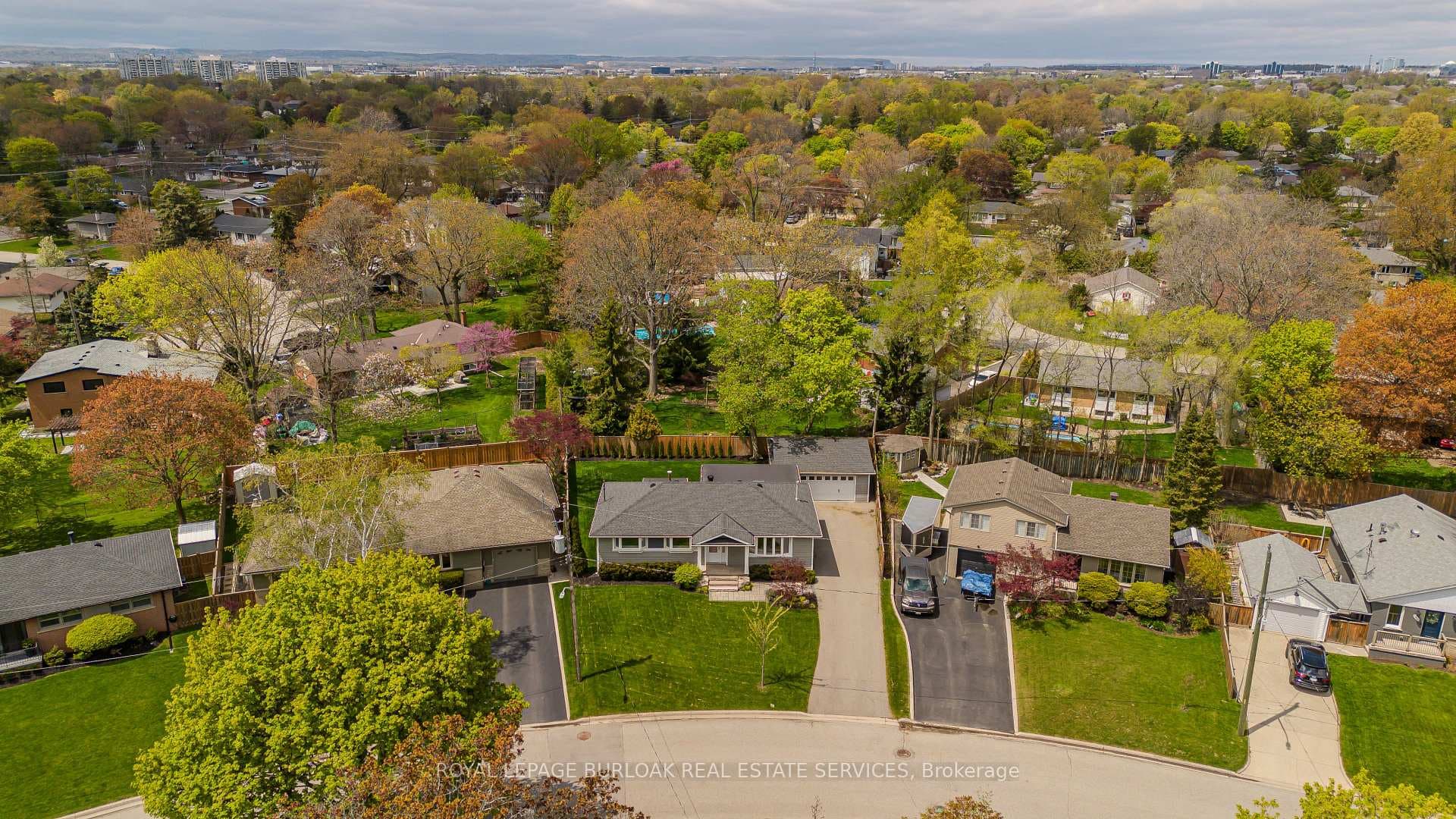5411 Cornwall Crescent - Detached photo 3 of 34 in Burlington, Ontario