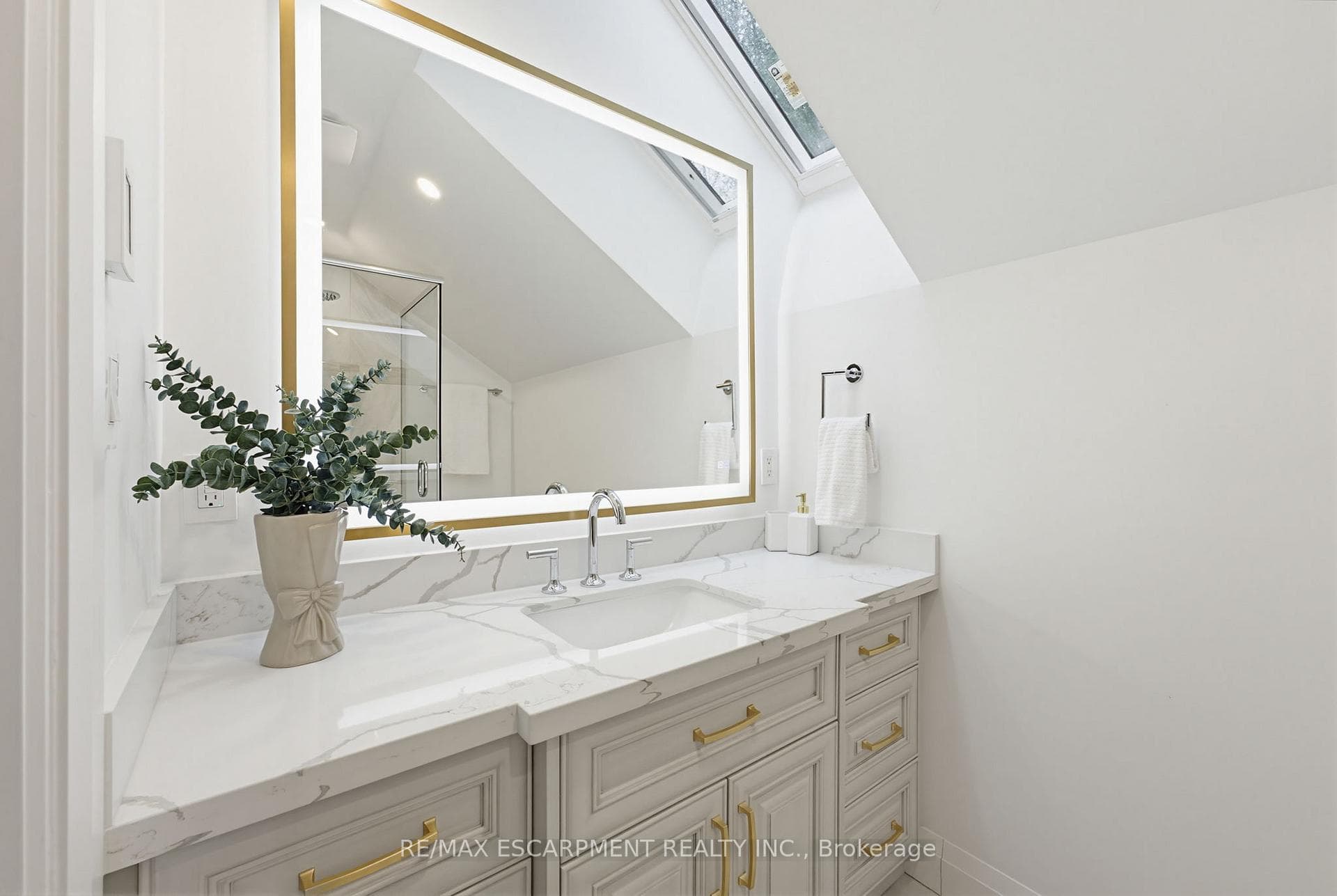 3083 LAKESHORE Road - Detached photo 39 of 50 in Burlington, Ontario