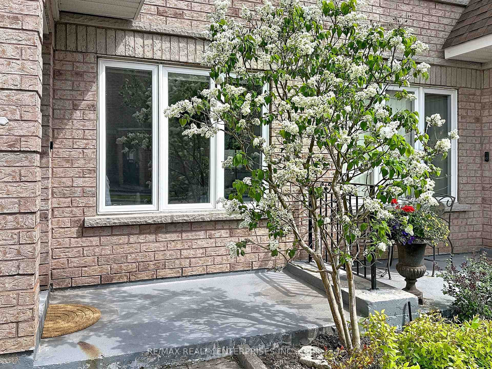 52 Aerodrome Crescent Unit 102 - Condo photo 3 of 47 in Flemingdon Park / Don Mills, Ontario