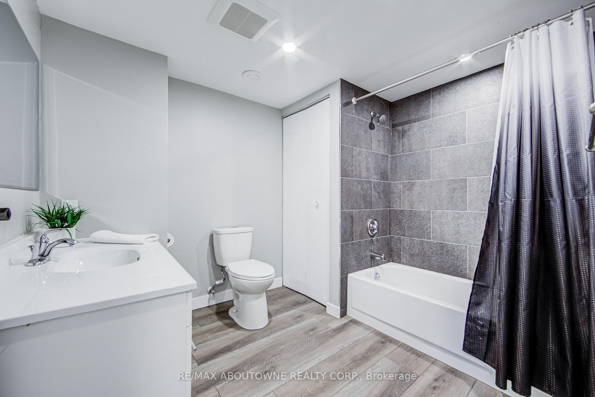 2367 Middlesmoor Crescent - Semi-Detached photo 28 of 31 in Burlington, Ontario