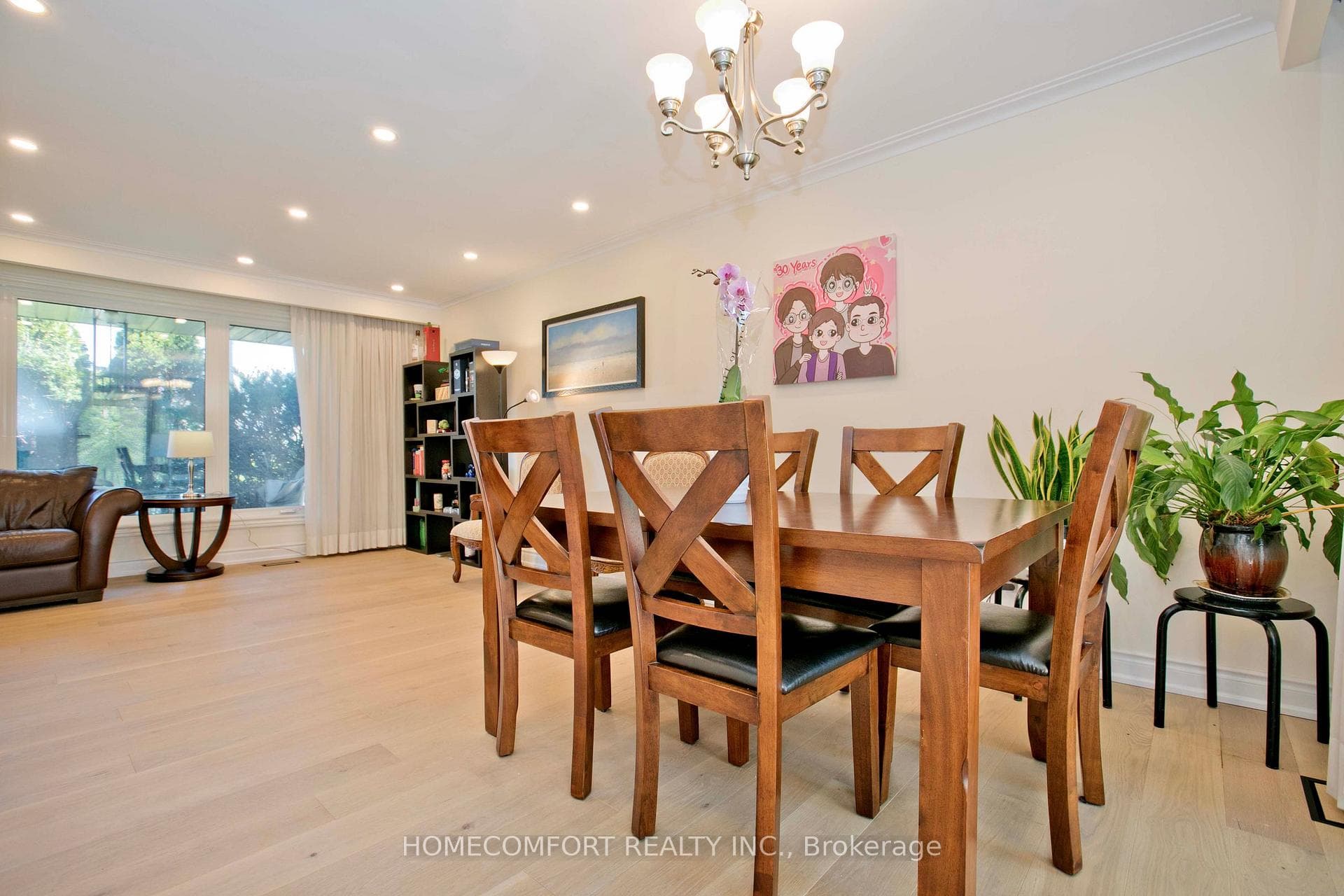 19 Oldborough Circle - Detached photo 7 of 37 in Hillcrest Village / Bayview Village, Ontario