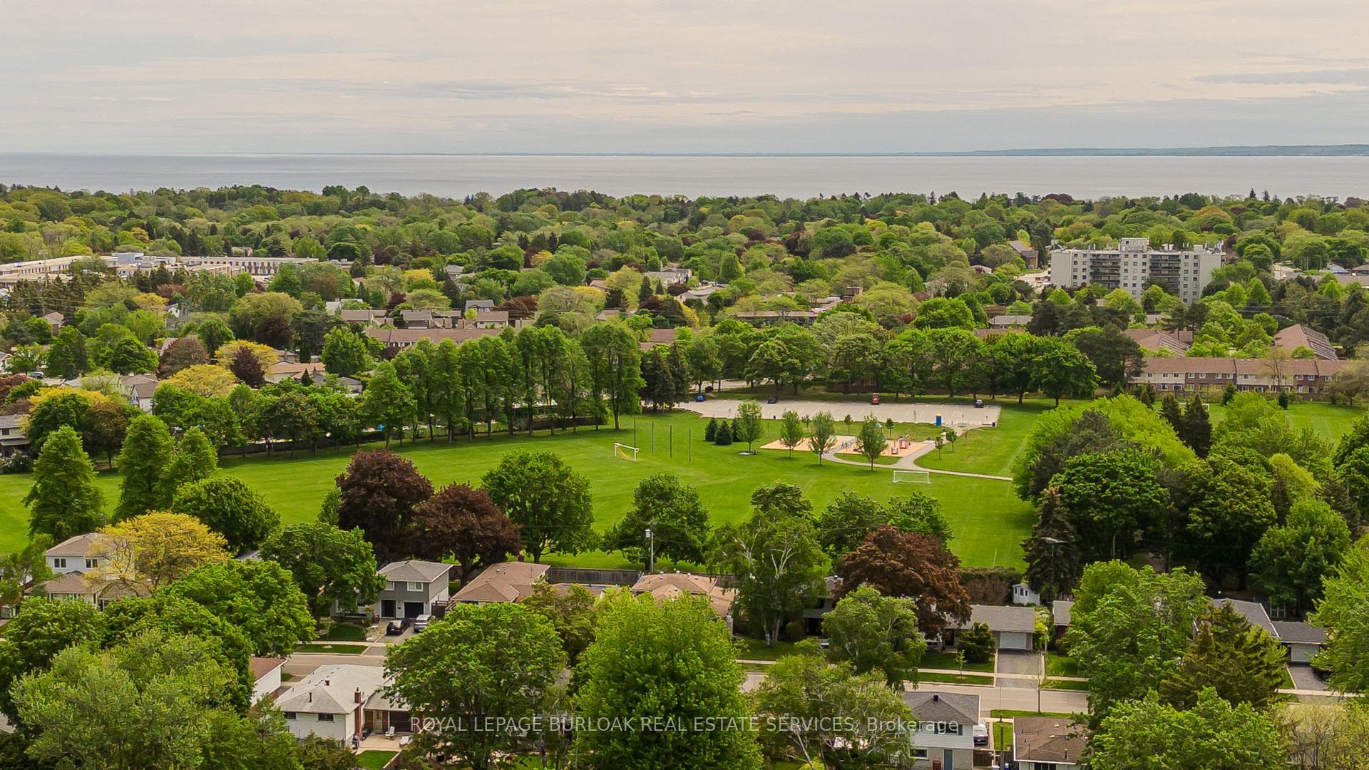 643 Artreva Crescent - Detached photo 3 of 26 in Burlington, Ontario