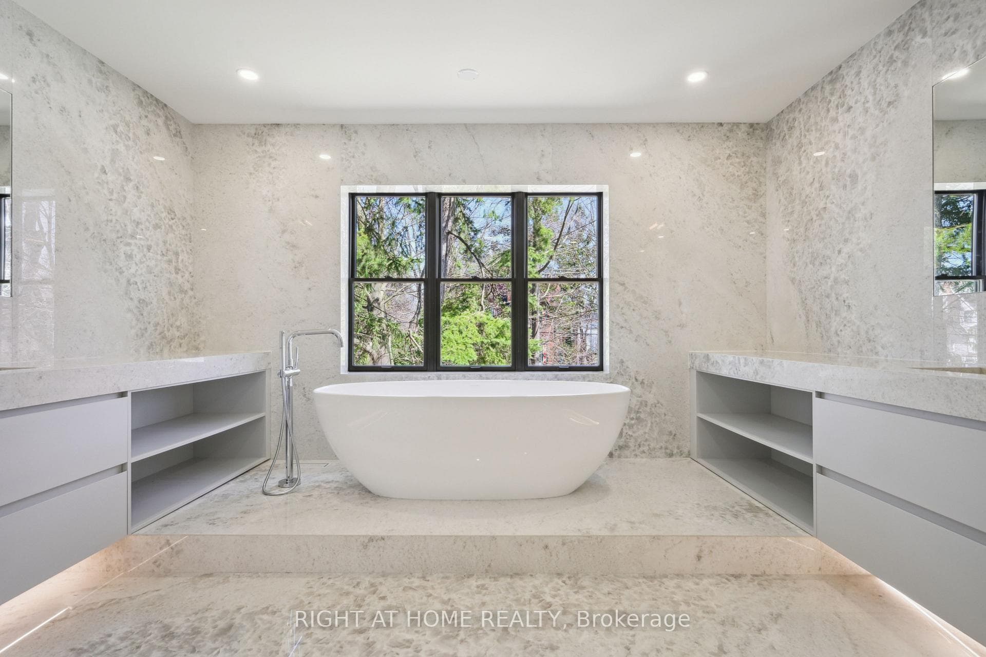 2187 Lakeshore Road - Detached photo 16 of 28 in Burlington, Ontario