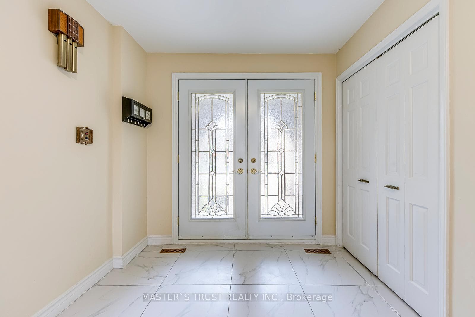 2591 Robin Drive - Detached photo 3 of 50 in Mississauga, Ontario