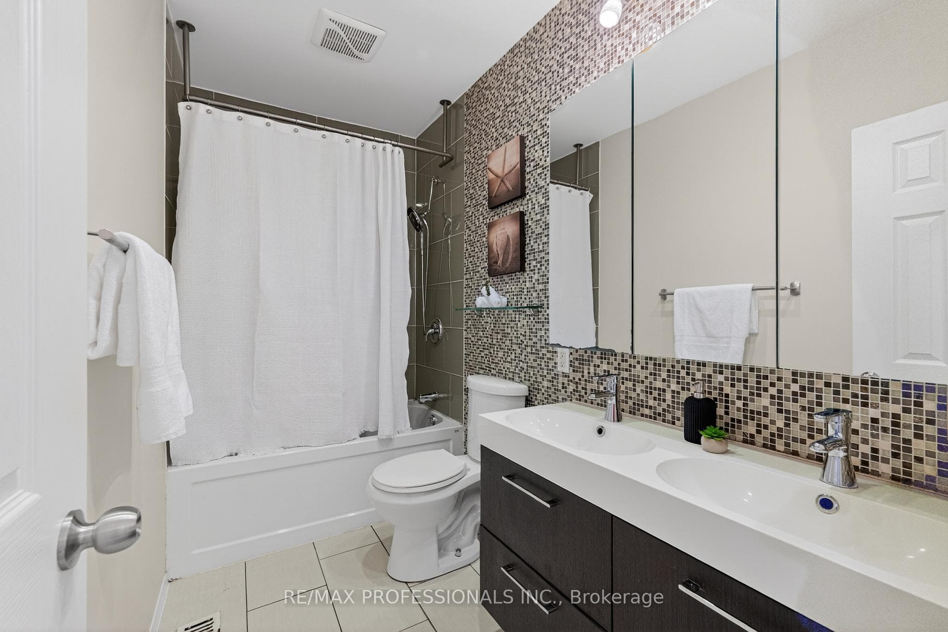 278 Caledonia Road - Detached photo 14 of 25 in Keelesdale / Eglinton West, Ontario