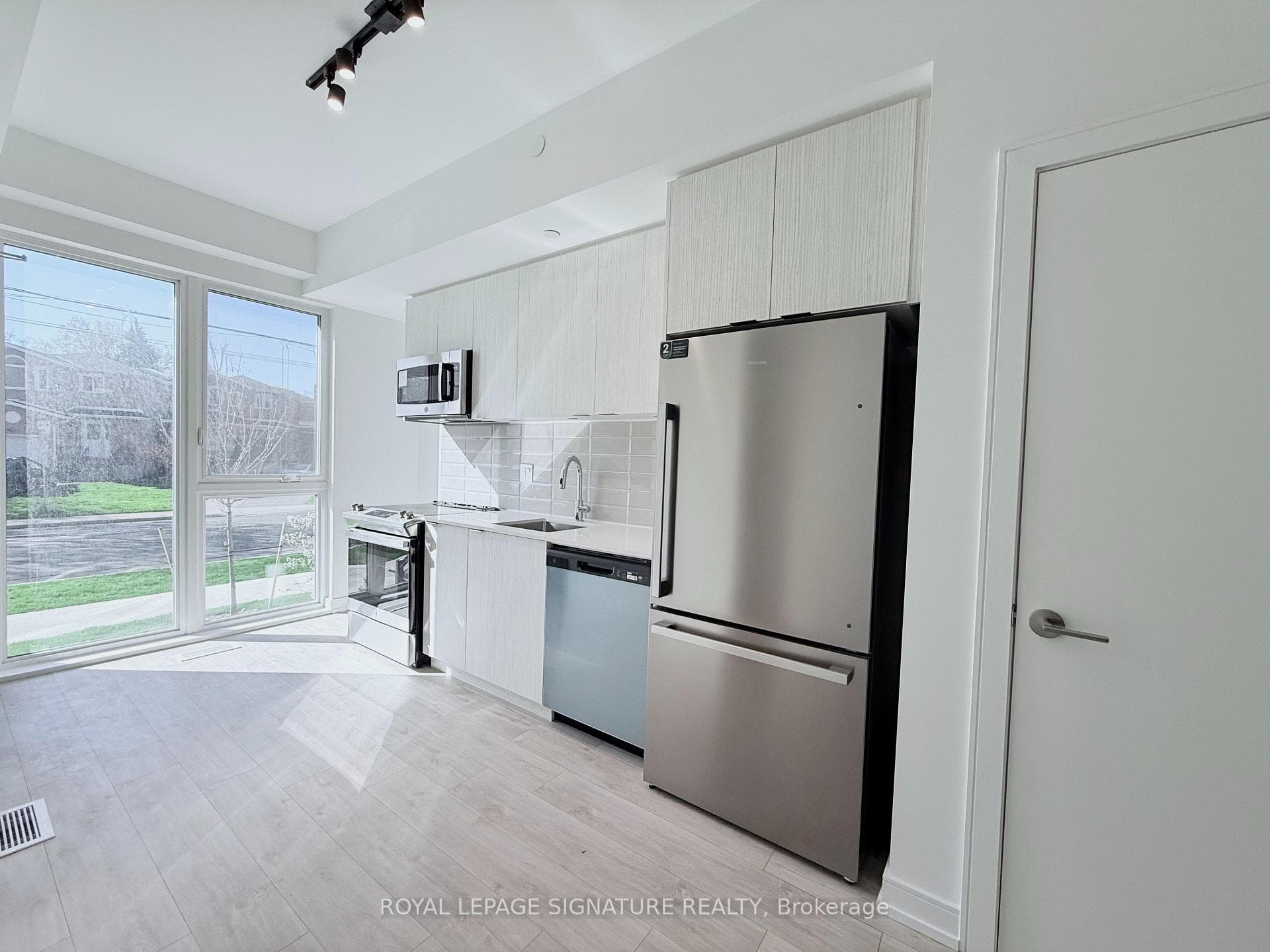 168 Clonmore Drive Unit 13 - Condo photo 5 of 21 in Birch Cliff / Cliffside, Ontario