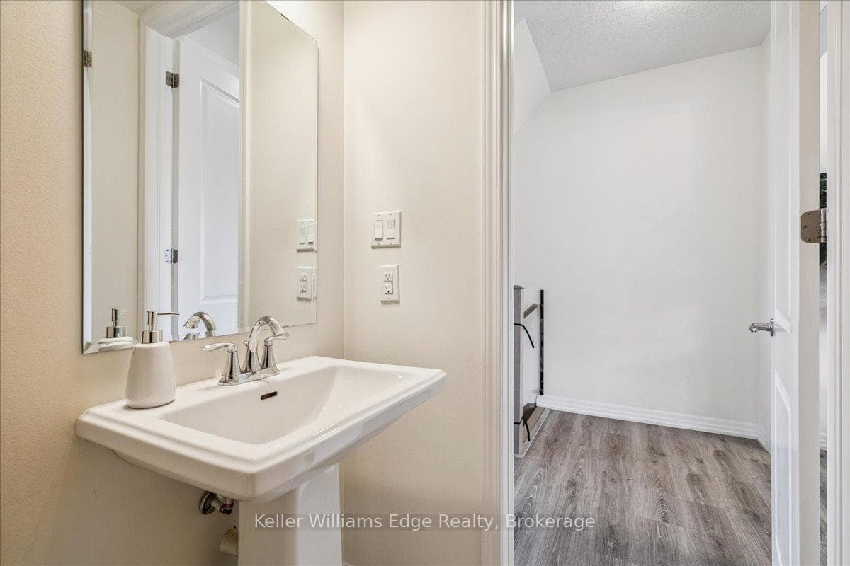 244 Harold Dent Trail - Townhouse photo 11 of 40 in Oakville, Ontario