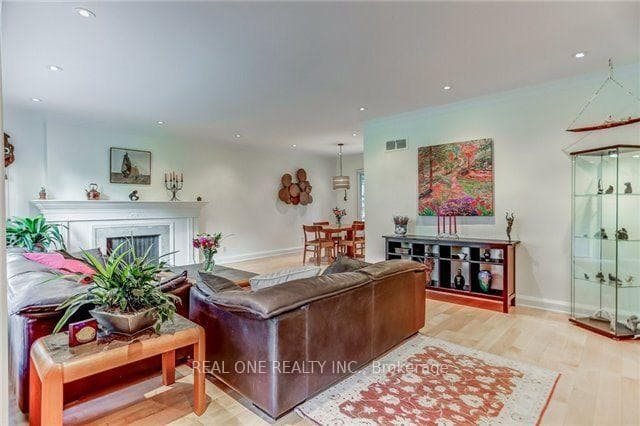 1268 Lorne Park Road - Detached photo 4 of 20 in Mississauga, Ontario