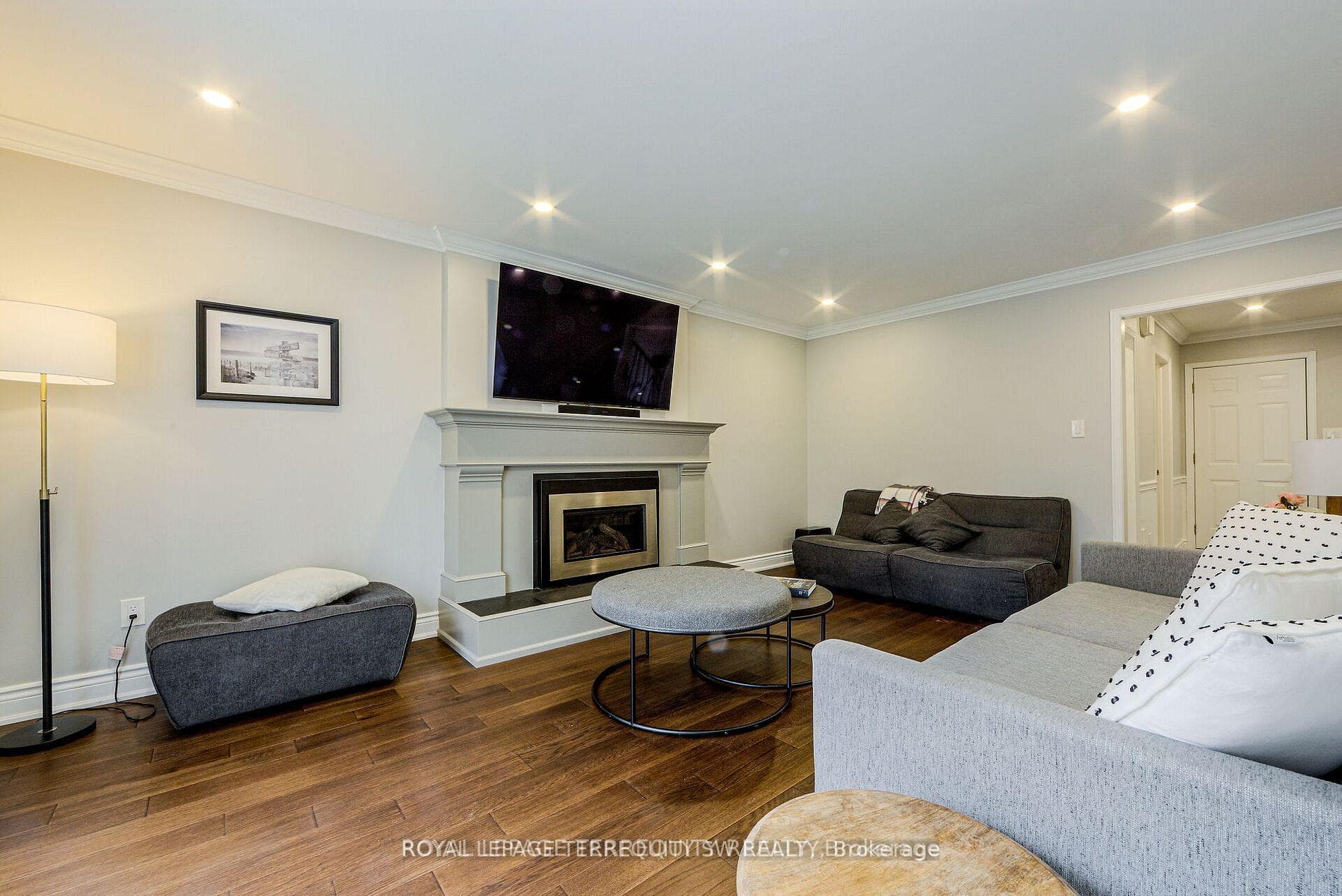 2025 Parklane Crescent - Detached photo 6 of 50 in Burlington, Ontario