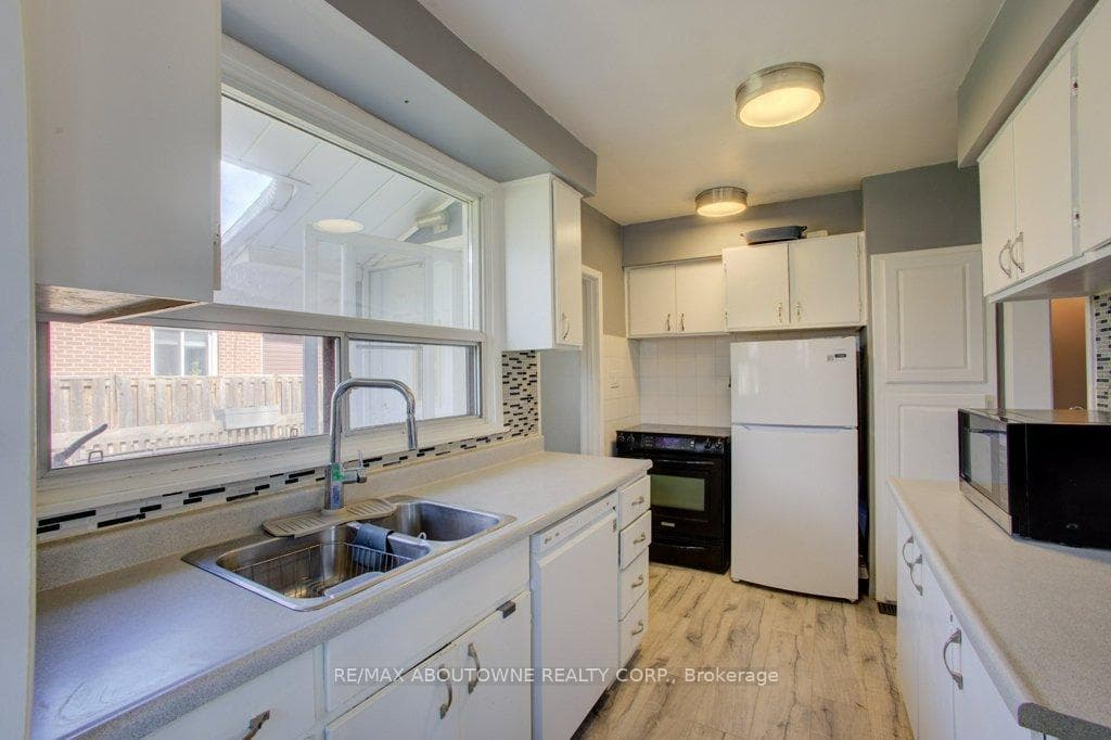 114 Ringwood Road - Detached photo 9 of 20 in Oakville, Ontario