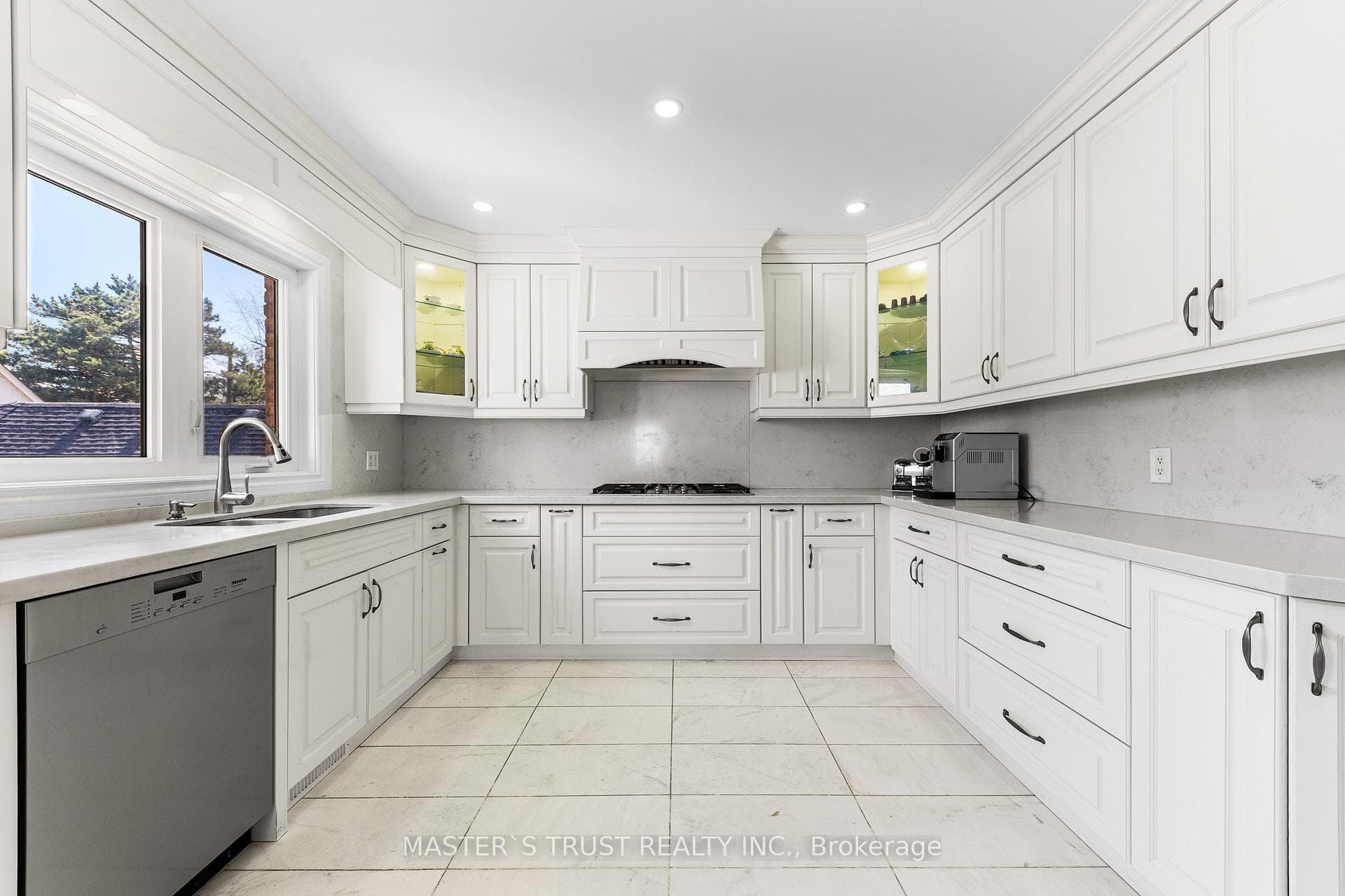 243 Burbank Drive - Detached photo 2 of 48 in Hillcrest Village / Bayview Village, Ontario