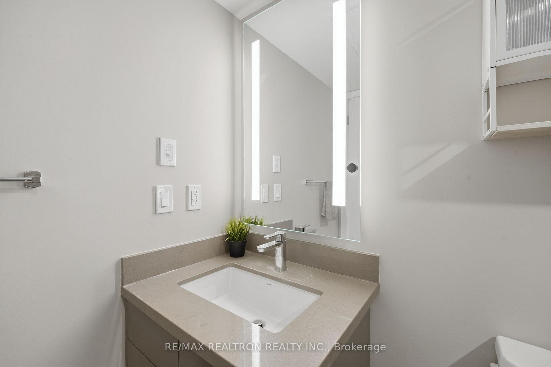 188 Cumberland Street Unit 1501 - Condo photo 16 of 17 in Annex / Yorkville / Summerhill, Ontario