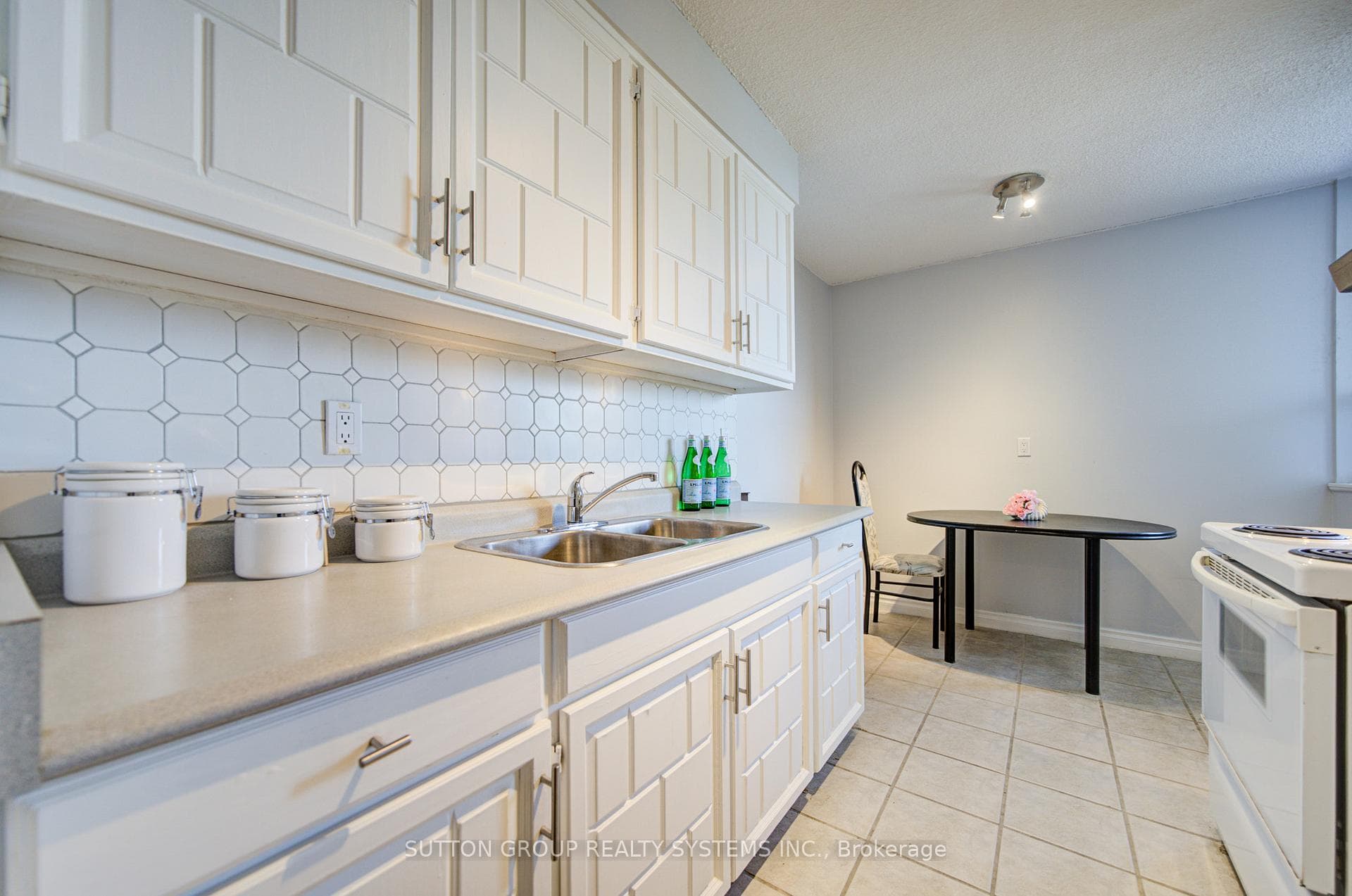 10 Muirhead Road Unit 806 - Condo photo 10 of 45 in Hillcrest Village / Bayview Village, Ontario