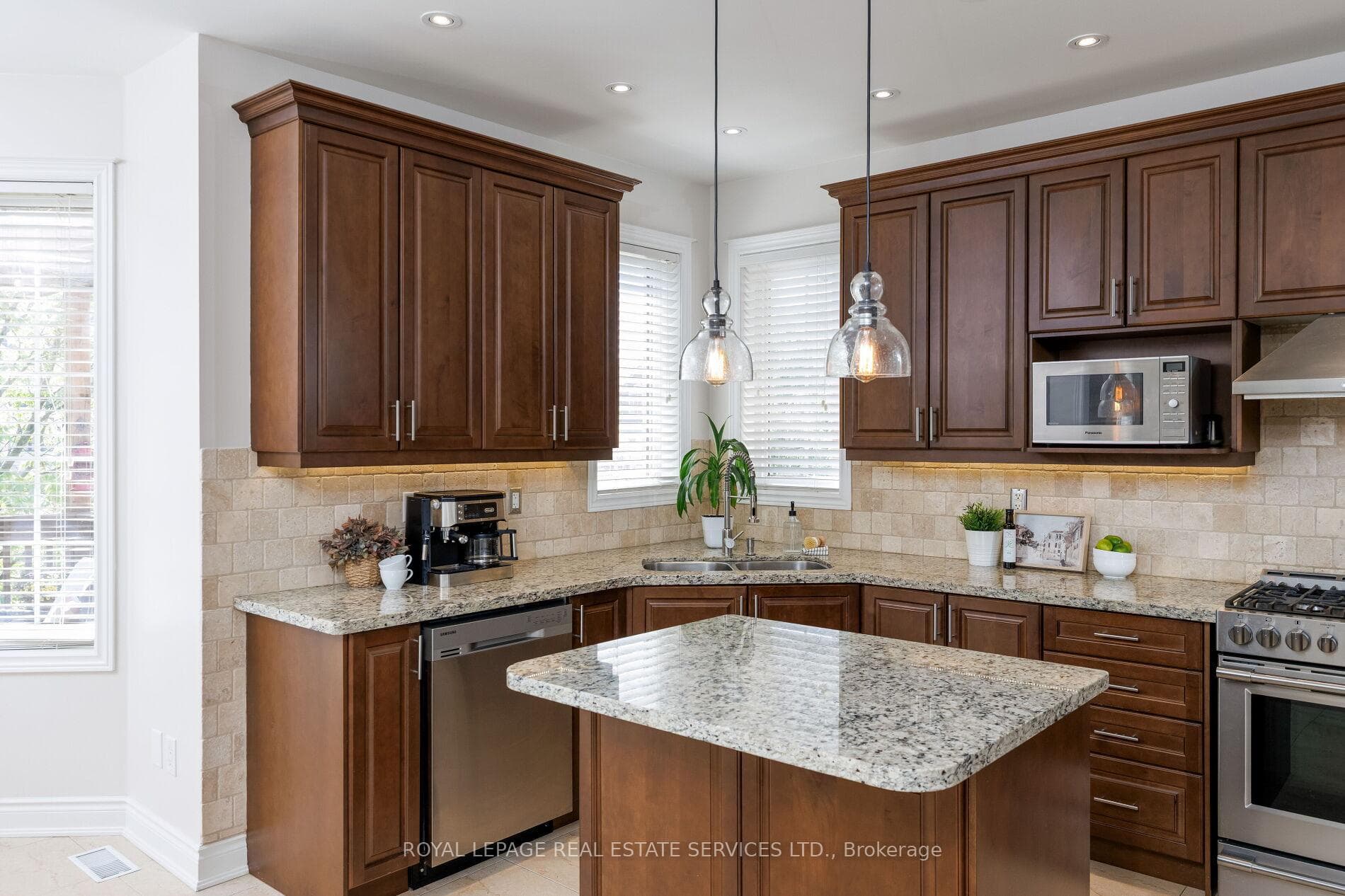 147 Innville Crescent - Detached photo 11 of 47 in Oakville, Ontario