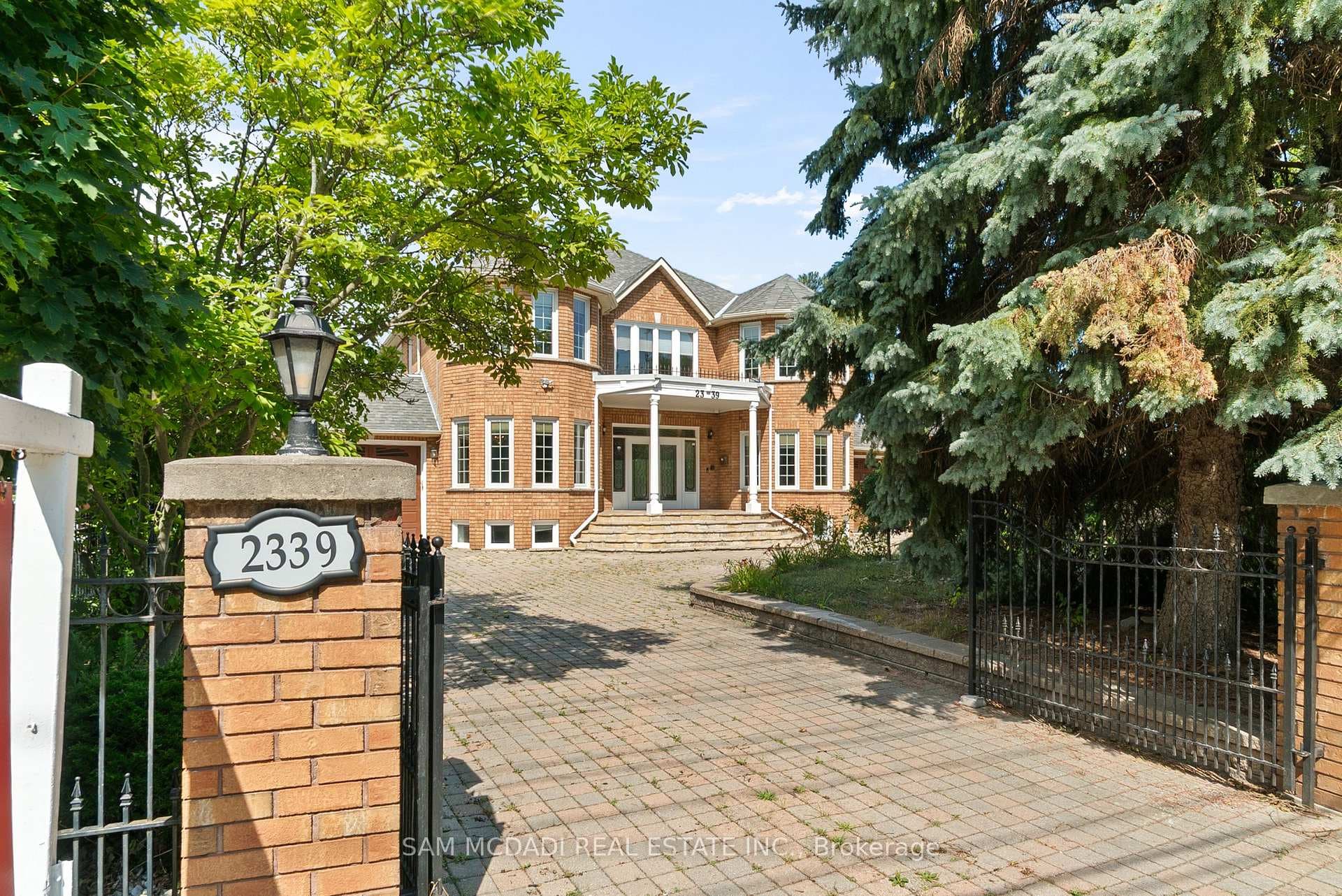 2339 Glengarry Road - Detached for sale in Applewood, Ontario