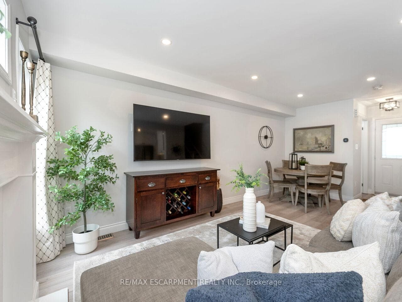 2448 Wooden Hill Circle - Townhouse photo 10 of 50 in Oakville, Ontario