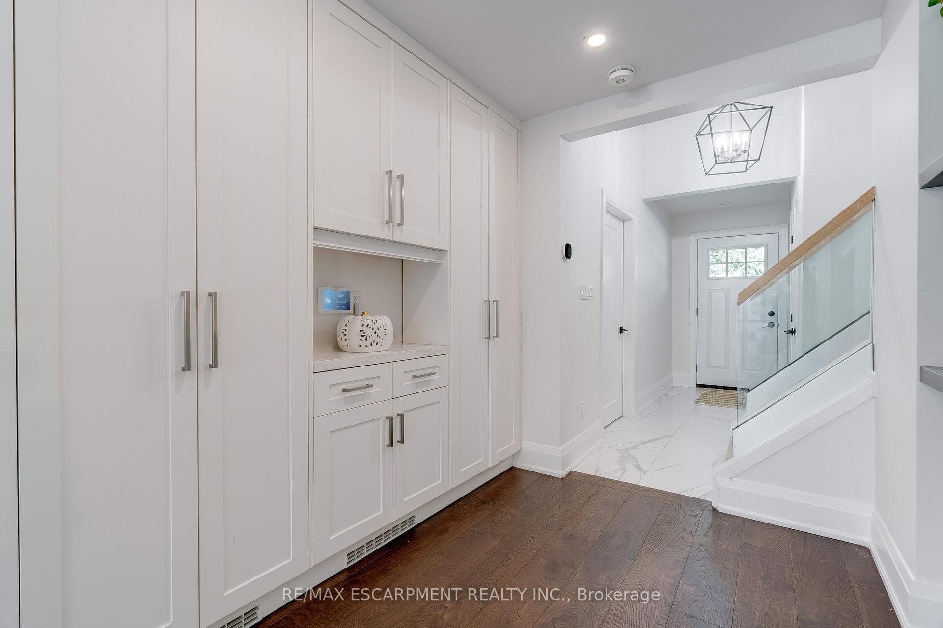 296 Kent Crescent - Multi-Family photo 17 of 50 in Burlington, Ontario