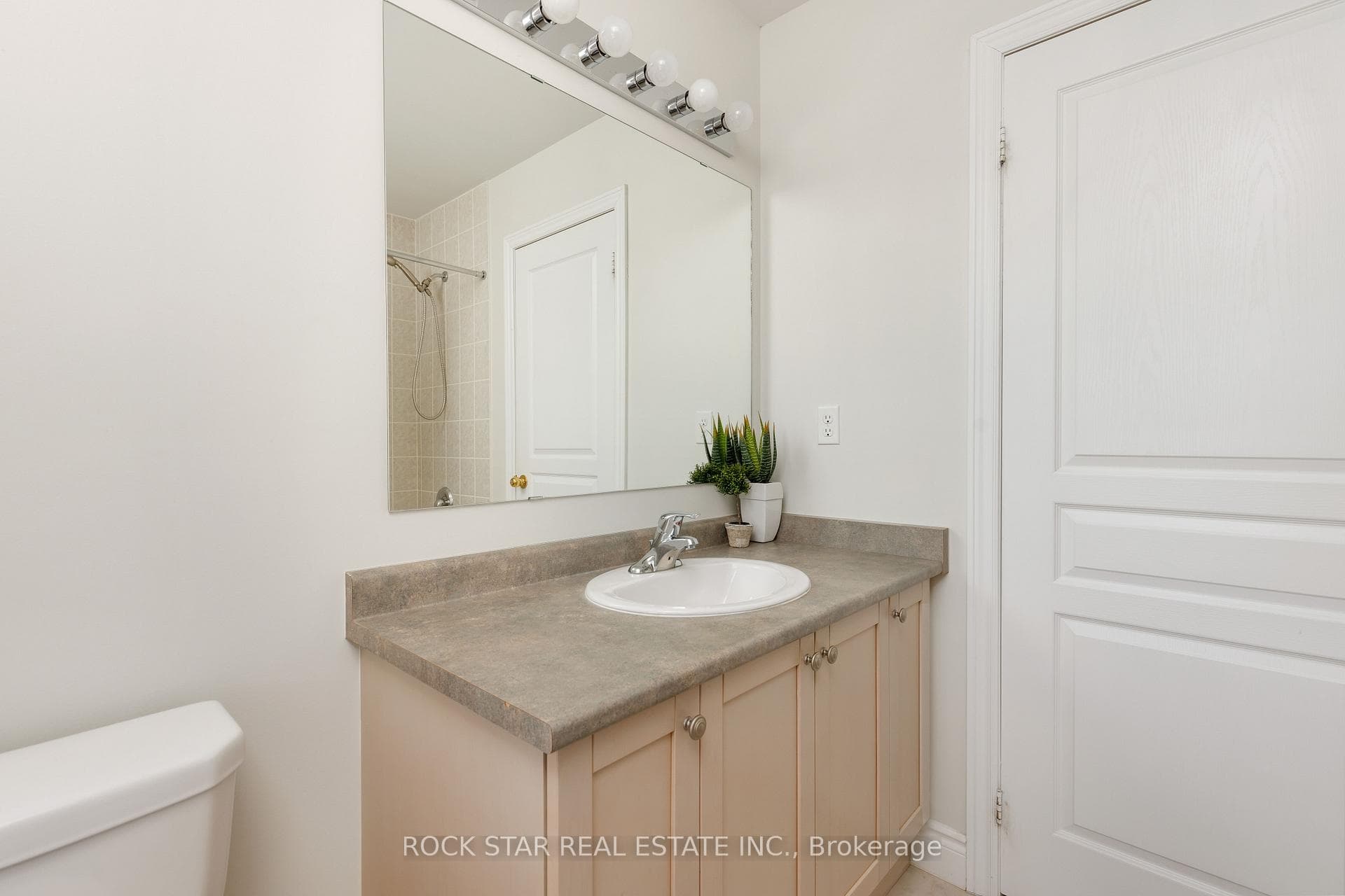 2277 Blue Oak Circle - Detached photo 39 of 46 in Oakville, Ontario