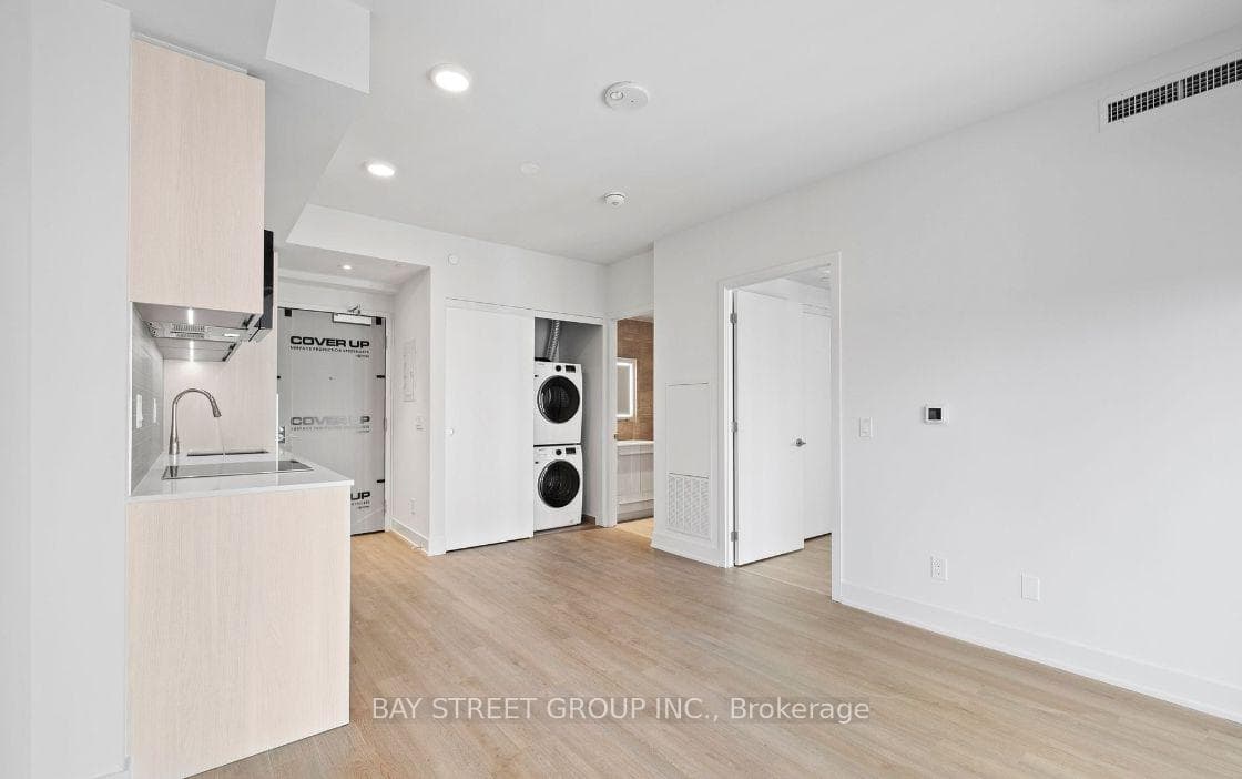 8 cumberland Street Unit 2009 - Condo photo 5 of 19 in Annex / Yorkville / Summerhill, Ontario