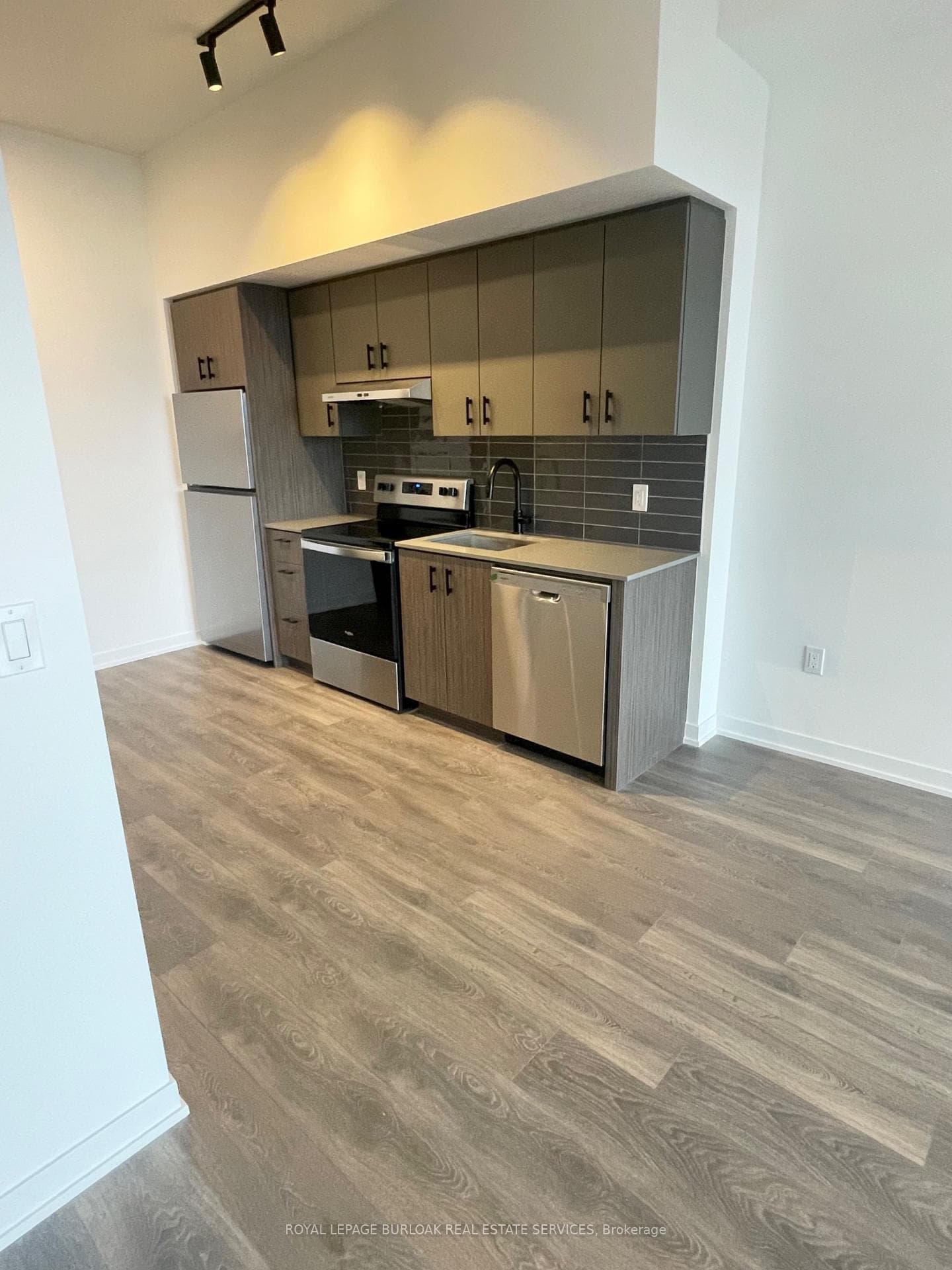 4878 Powers Common Unit 126 - Condo photo 8 of 14 in Burlington, Ontario