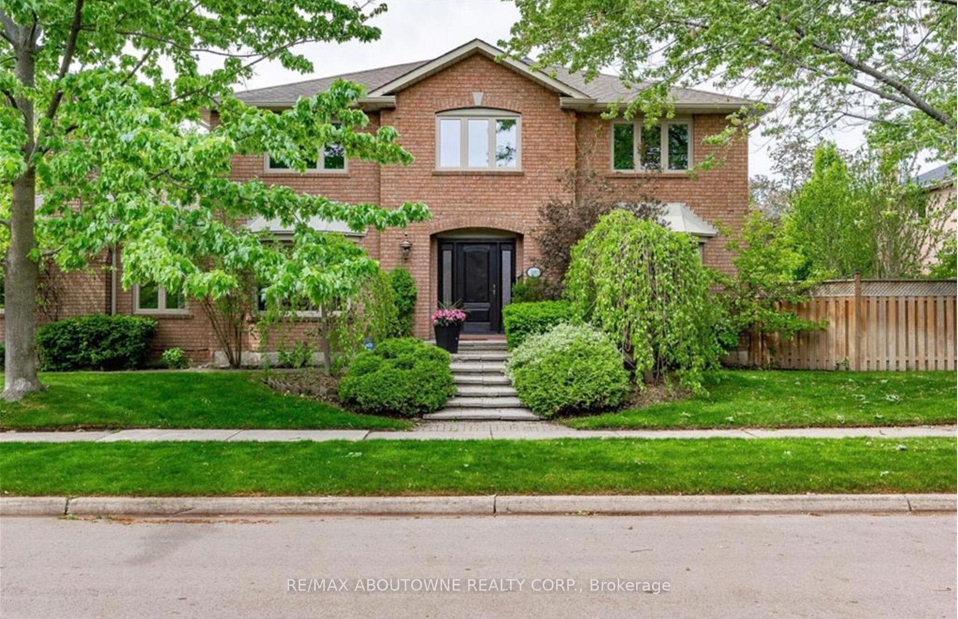 500 BLENHEIM Crescent - home for sale in Oakville, Ontario