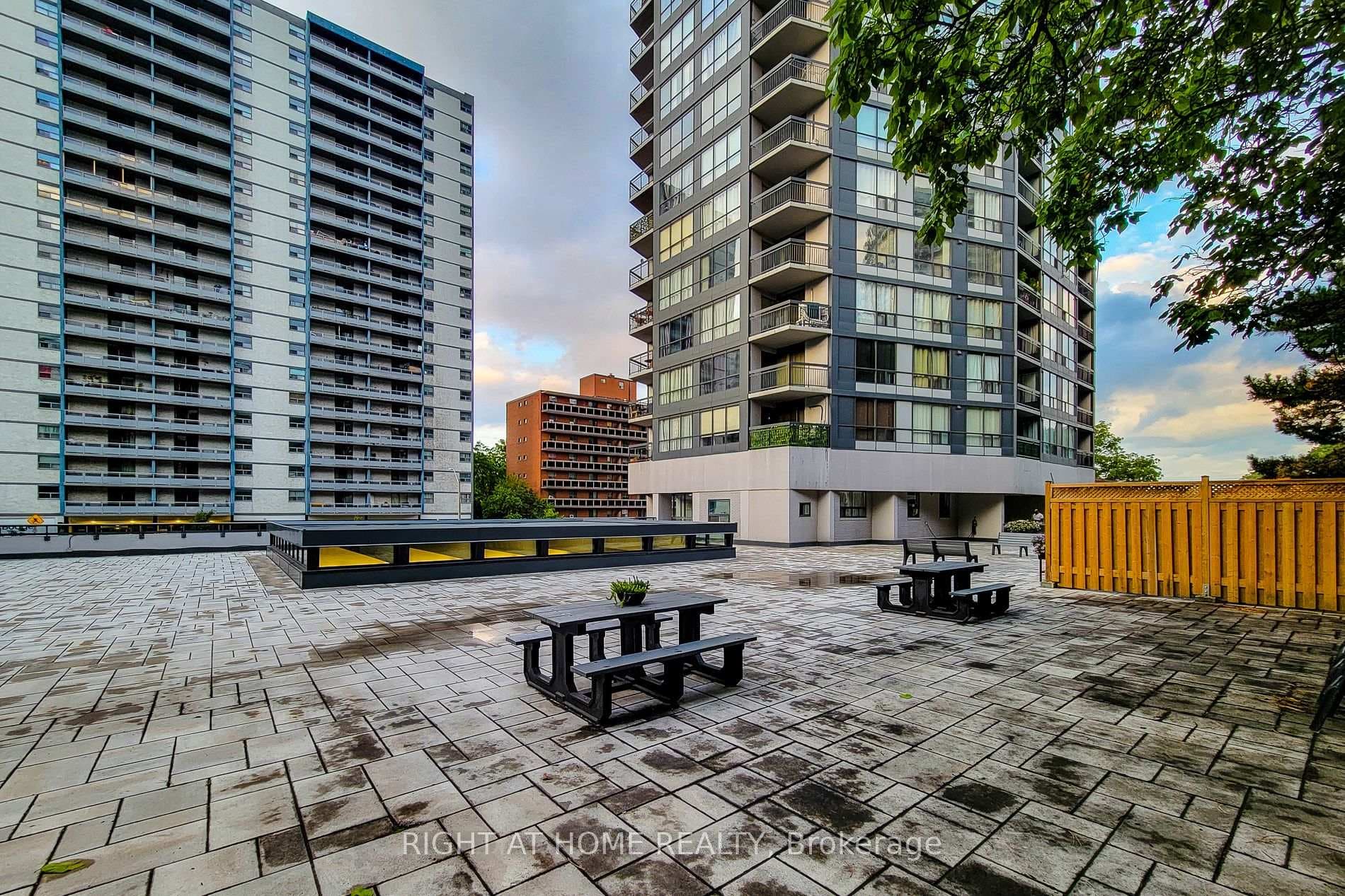 150 Charlton Avenue Unit 601 - Condo photo 3 of 26 in Hamilton, Ontario