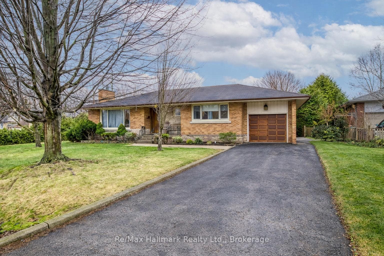 216 Wales Crescent - home for sale in Oakville, Ontario