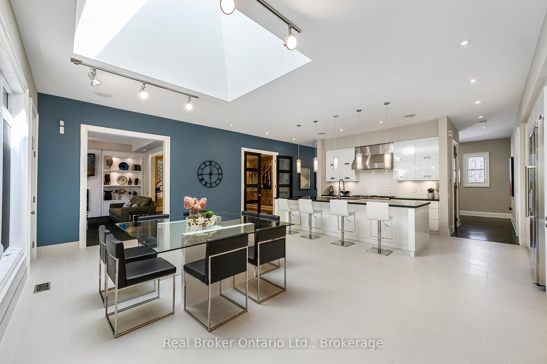 4507 Lakeshore Road - Detached photo 13 of 50 in Burlington, Ontario