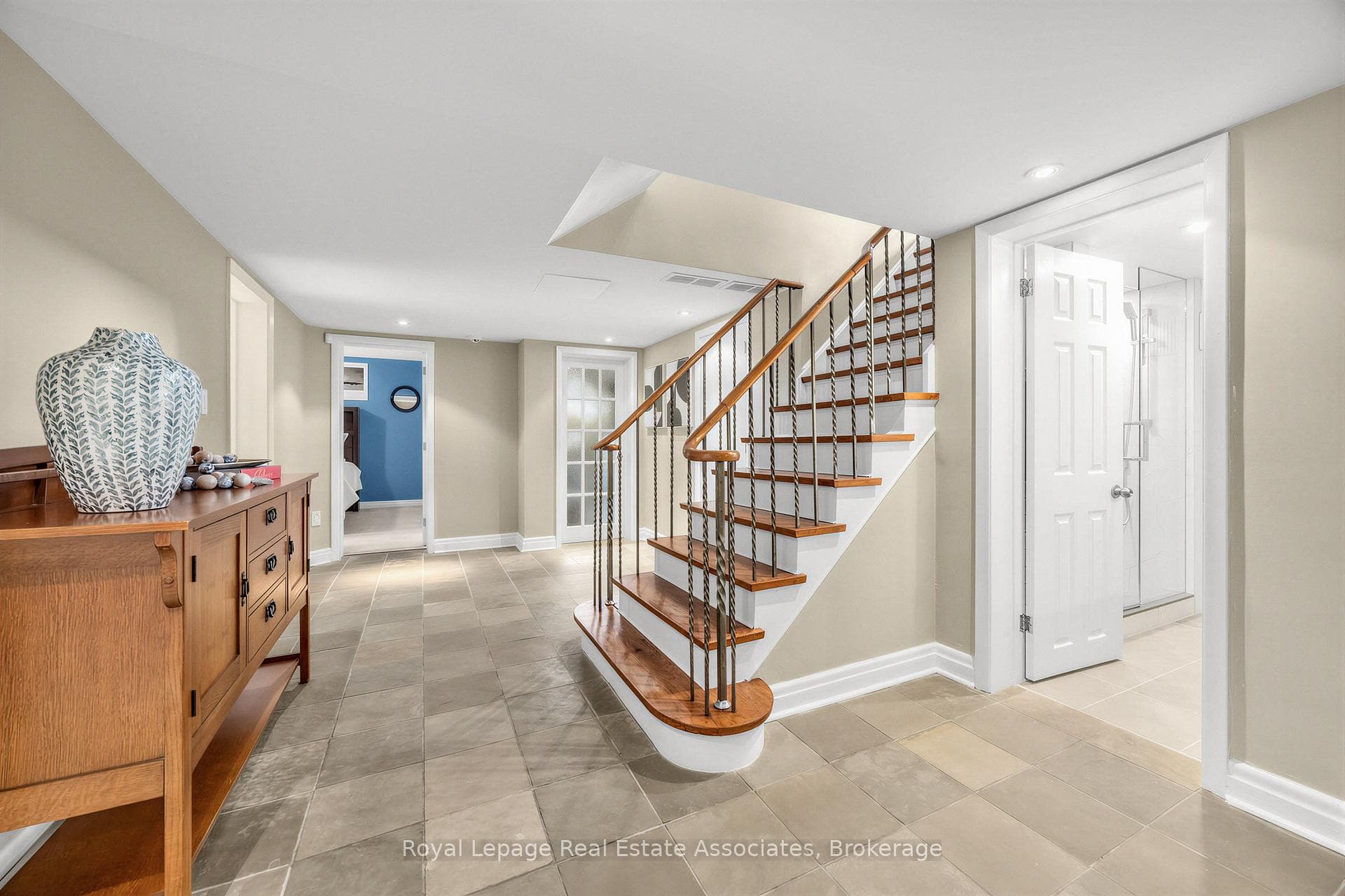 1561 Pinetree Crescent - Detached photo 21 of 42 in Mississauga, Ontario