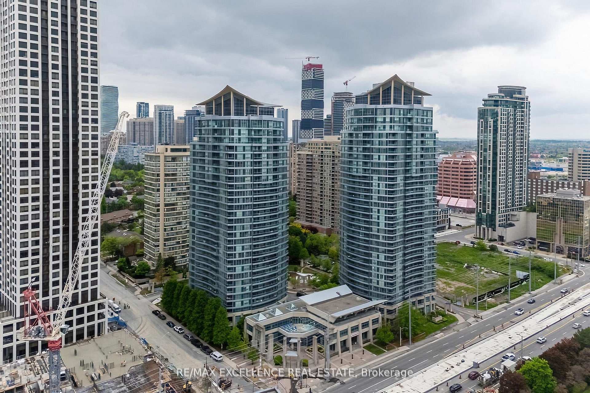 33 Elm Drive Unit 2102 - Condo for sale in Mississauga
