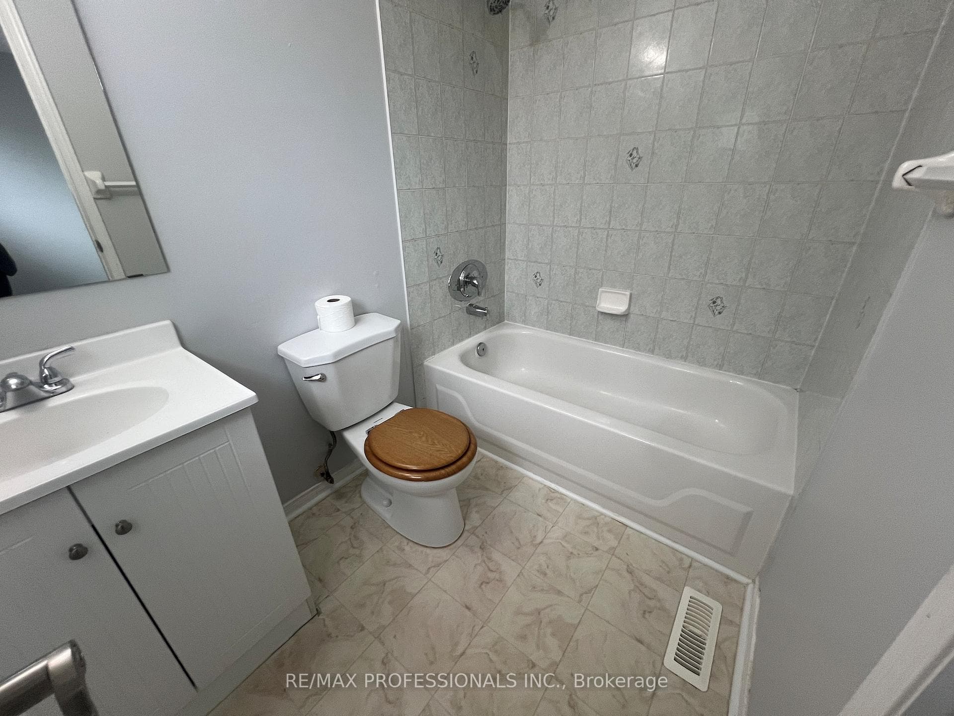 110 Springview Drive - Detached photo 18 of 40 in Brampton, Ontario