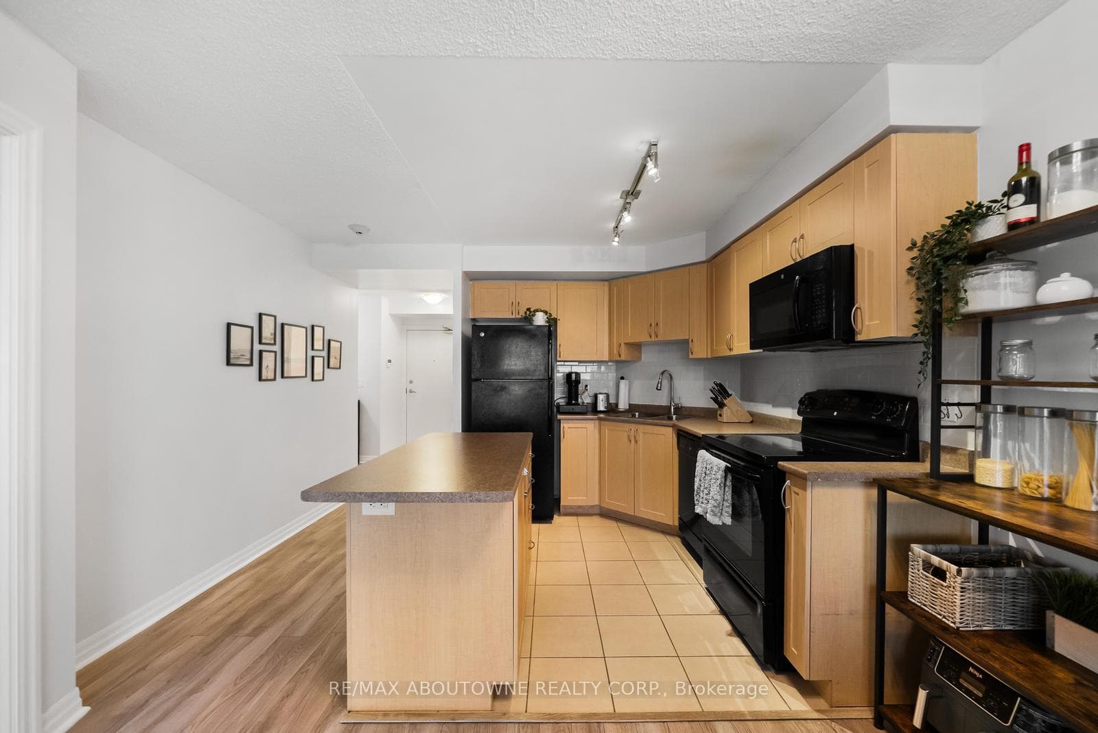1940 Ironstone Drive Unit 808 - Condo photo 10 of 33 in Burlington, Ontario