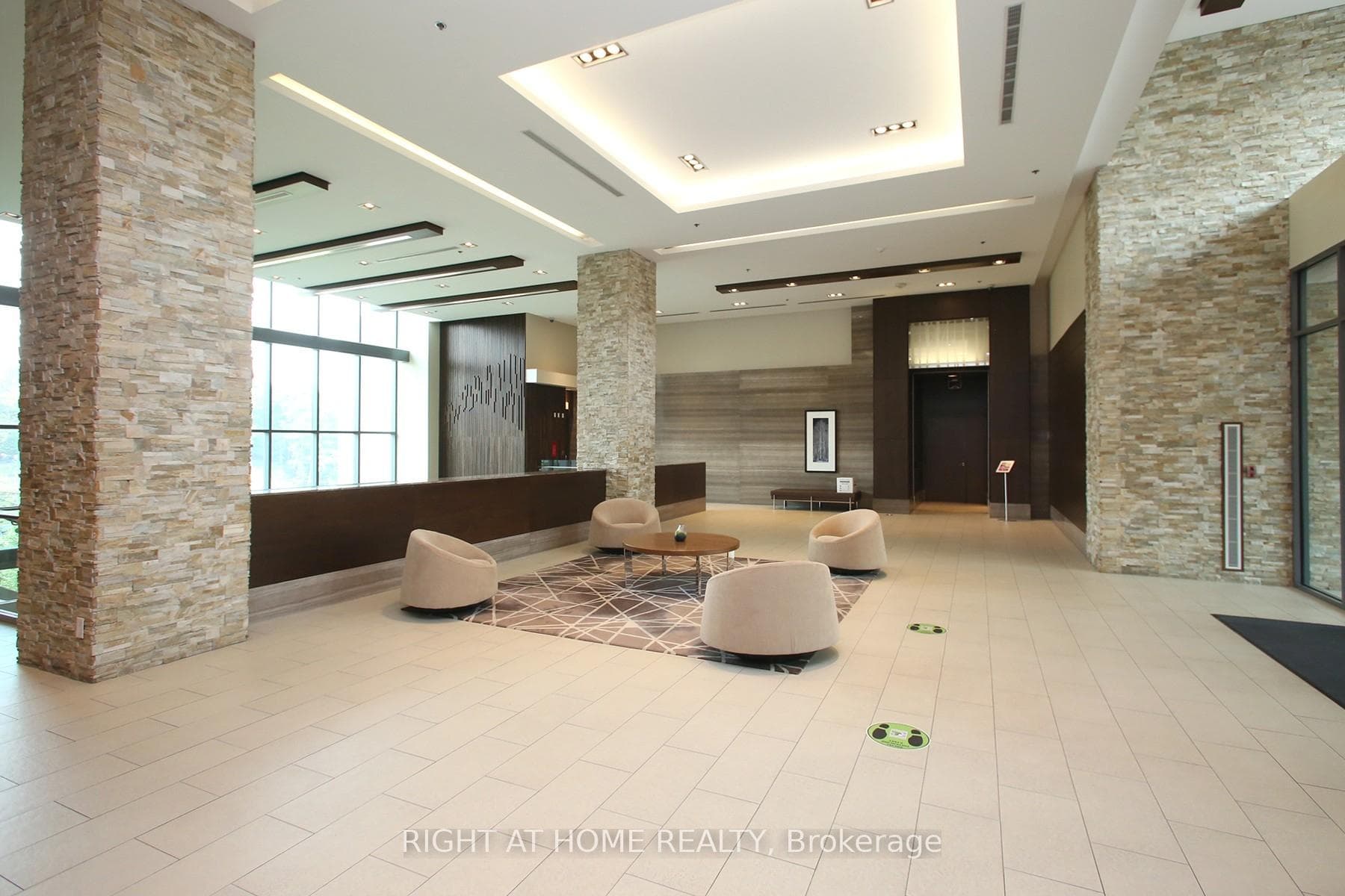 35 Brian Peck Crescent Unit 303 - Condo photo 2 of 22 in Flemingdon Park / Don Mills, Ontario