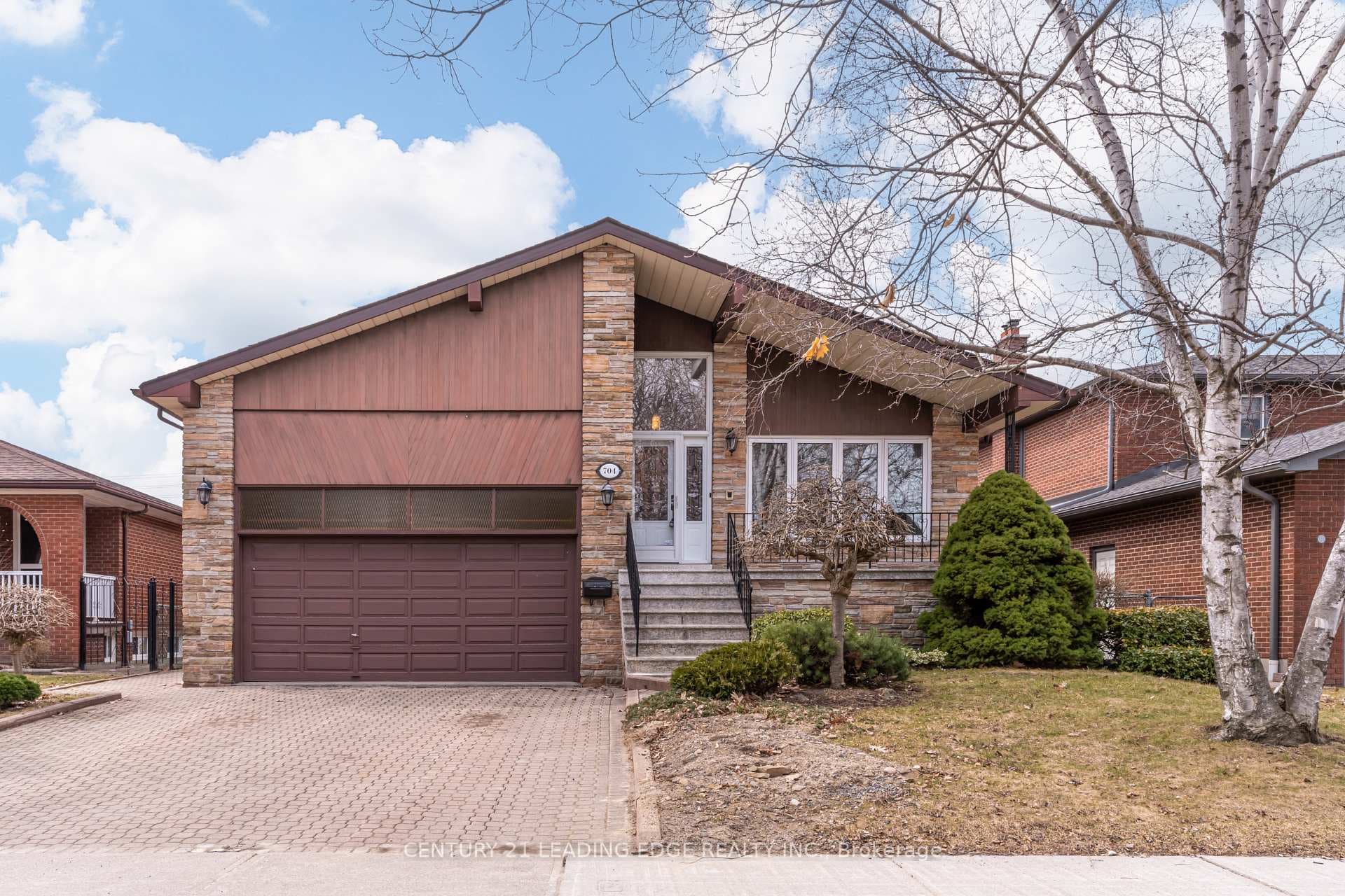704 Hillman Crescent, Mississauga — home with in-law suite