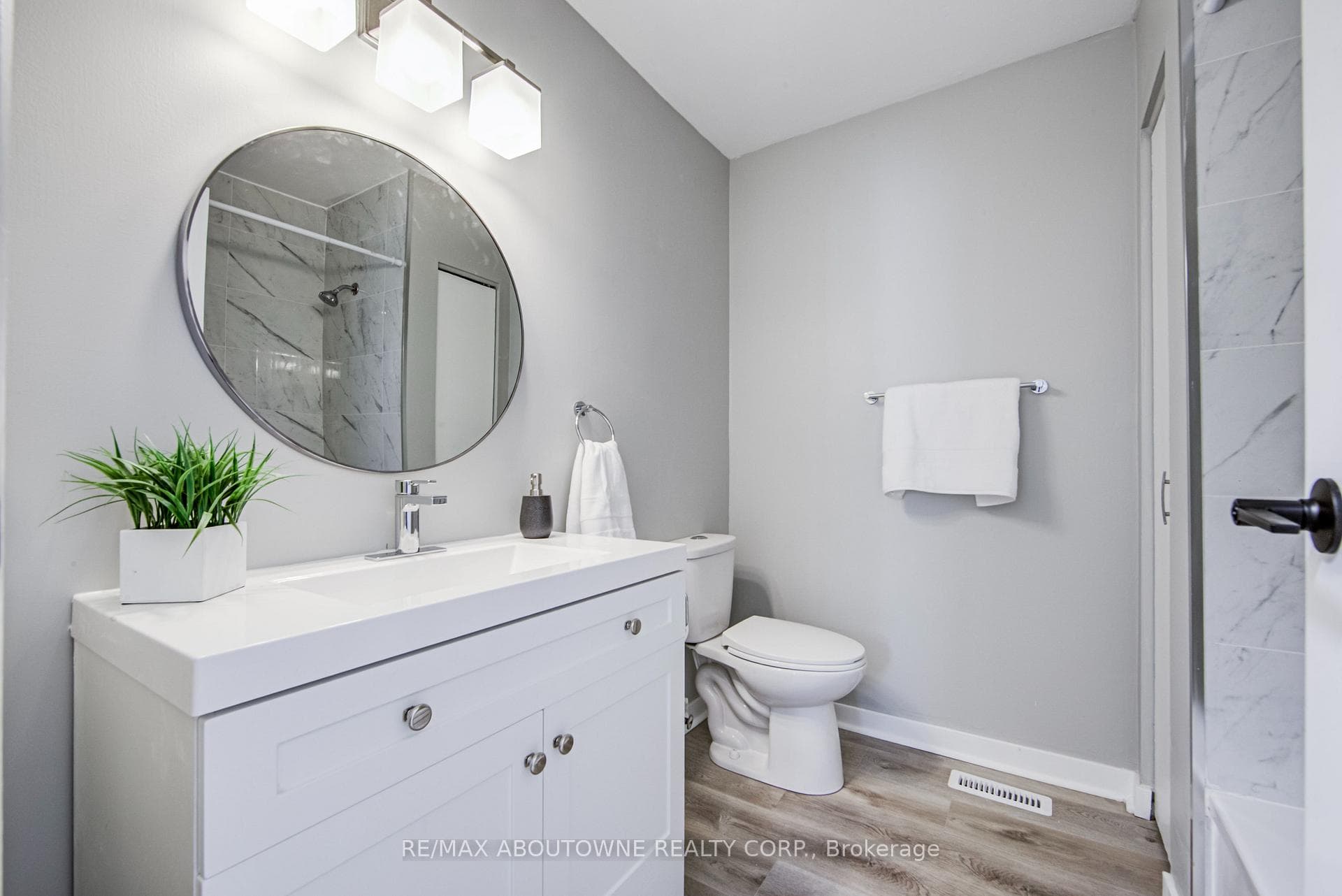2367 Middlesmoor Crescent - Semi-Detached photo 14 of 31 in Burlington, Ontario