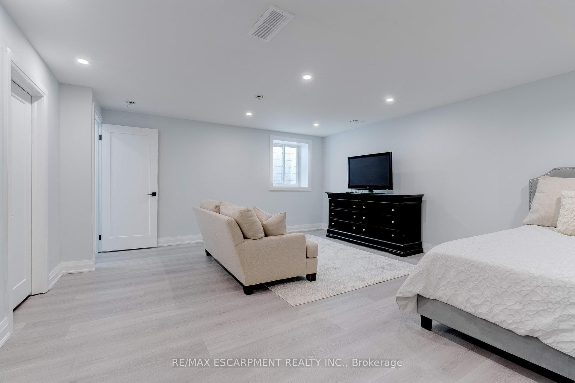 296 Kent Crescent - Multi-Family photo 43 of 50 in Burlington, Ontario