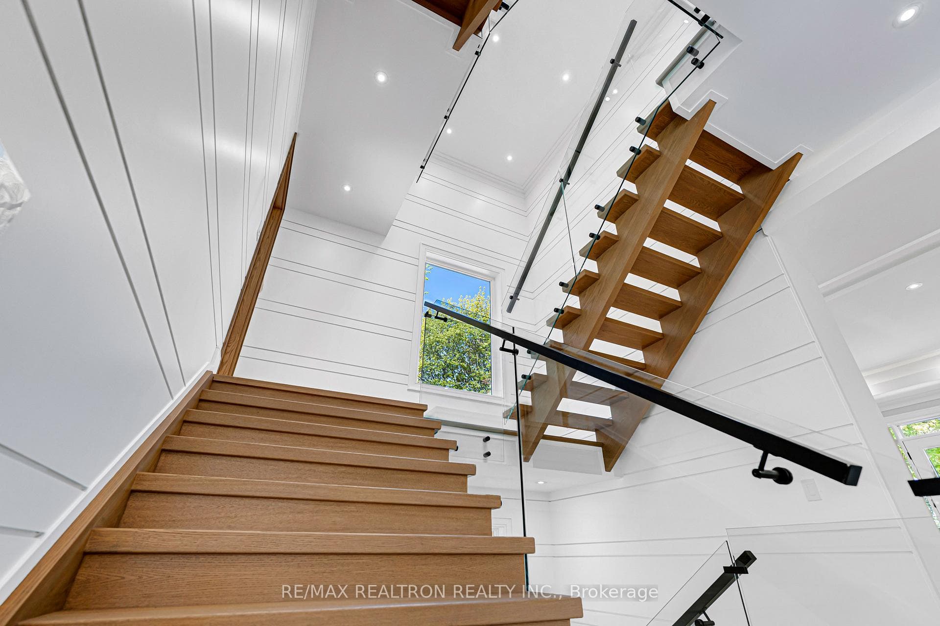 16 Ballyronan Road - Detached photo 9 of 37 in Don Mills / Parkwoods / Victoria Village, Ontario