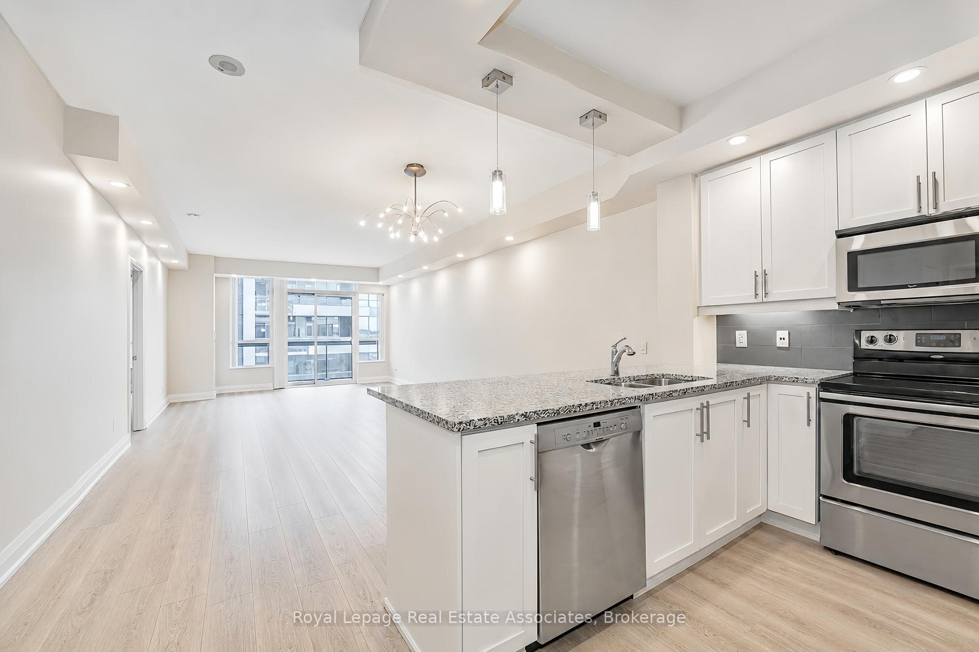 1 Hurontario Street Unit 308 - Condo photo 4 of 35 in Mississauga, Ontario