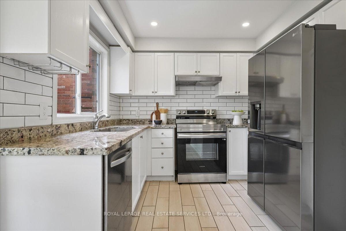 1493 Derby County Crescent - Detached photo 15 of 43 in Oakville, Ontario