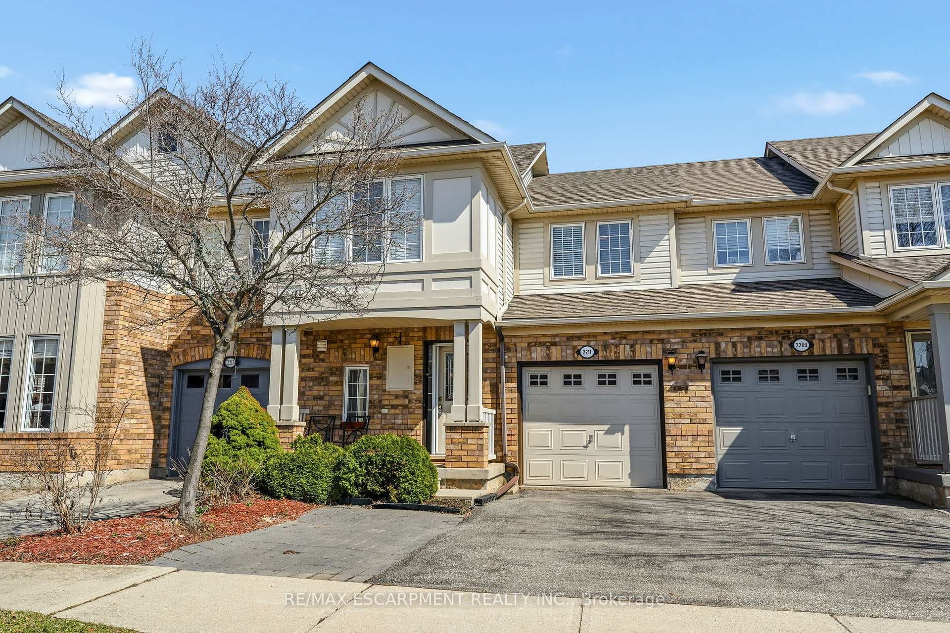 2211 AMBERGLEN Court - Townhouse for sale in Eastlake, Ontario