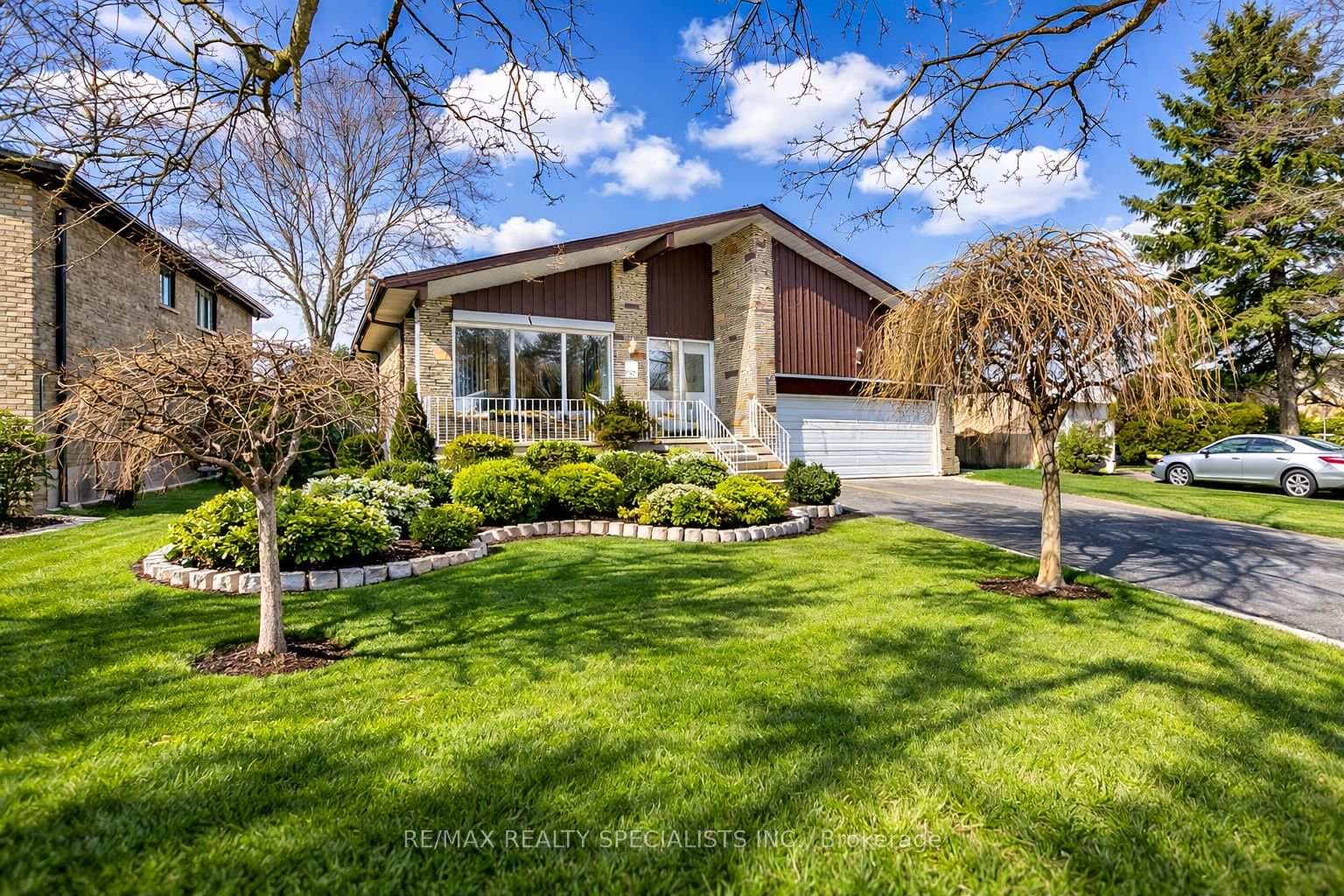 421 Valleyfield Drive - home for sale in Mississauga