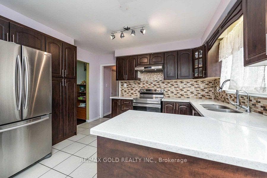 3430 Chipley Crescent - Semi-Detached photo 4 of 17 in Mississauga, Ontario
