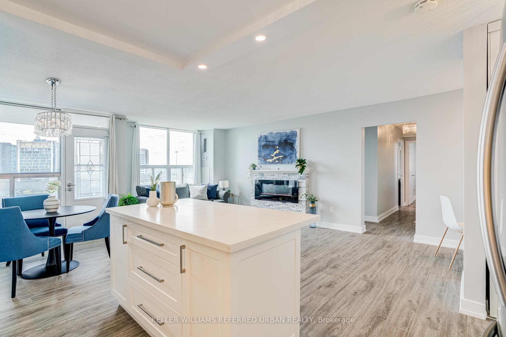 10 Edgecliff Golfway Unit 1417 - Condo photo 6 of 35 in Flemingdon Park / Don Mills, Ontario