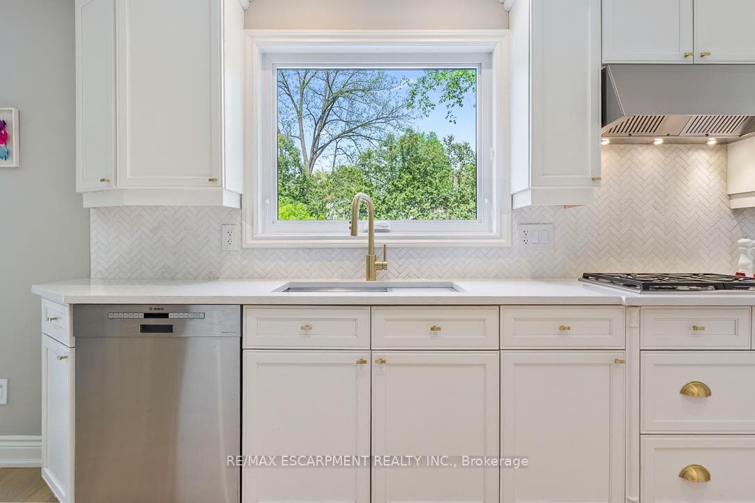511 Chamberlain Lane - Detached photo 12 of 50 in Oakville, Ontario