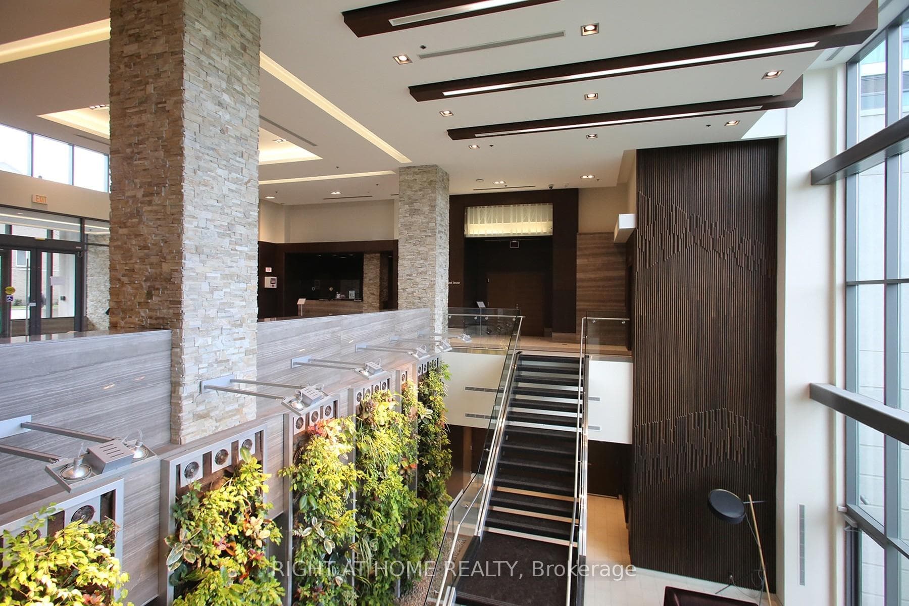 35 Brian Peck Crescent Unit 303 - Condo photo 4 of 22 in Flemingdon Park / Don Mills, Ontario