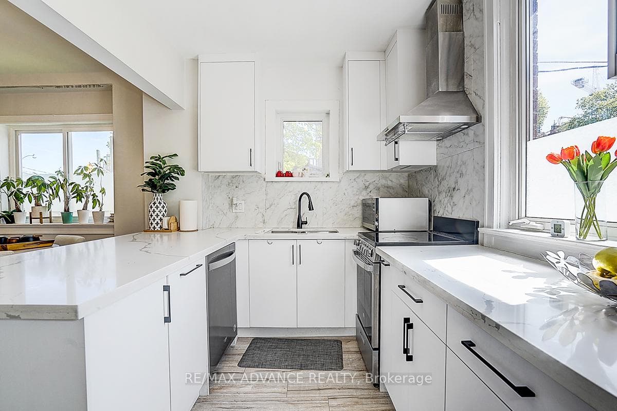 33 Castlefield Avenue - Detached photo 18 of 42 in Forest Hill / Deer Park, Ontario